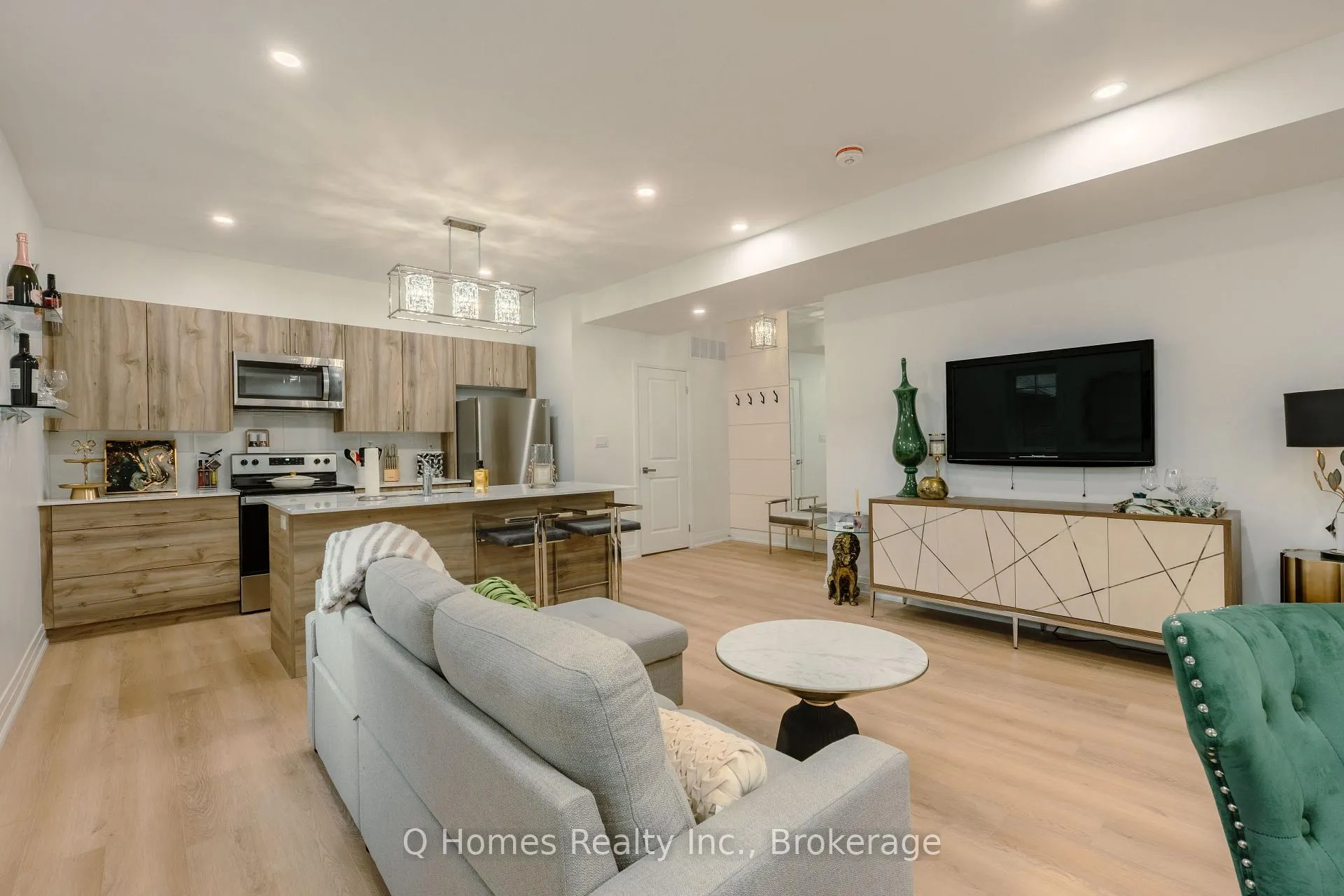 Photo 4 of Unit 6, 58 Mcnairn Avenue, Toronto, Bedford Park-Nortown — HOMEH
