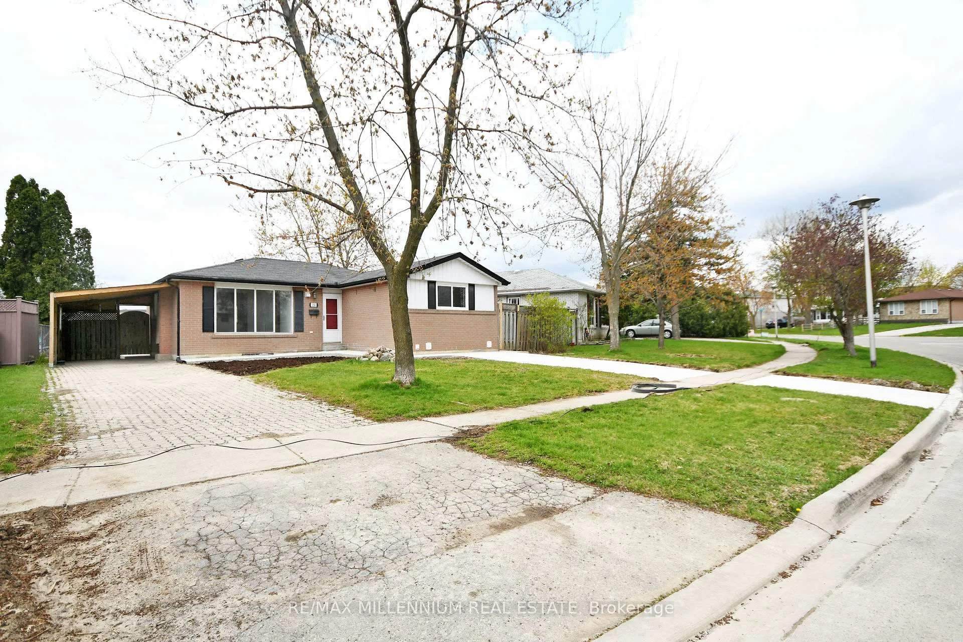 Photo 3 of 156 Folkstone Crescent, Brampton, Southgate — HOMEH