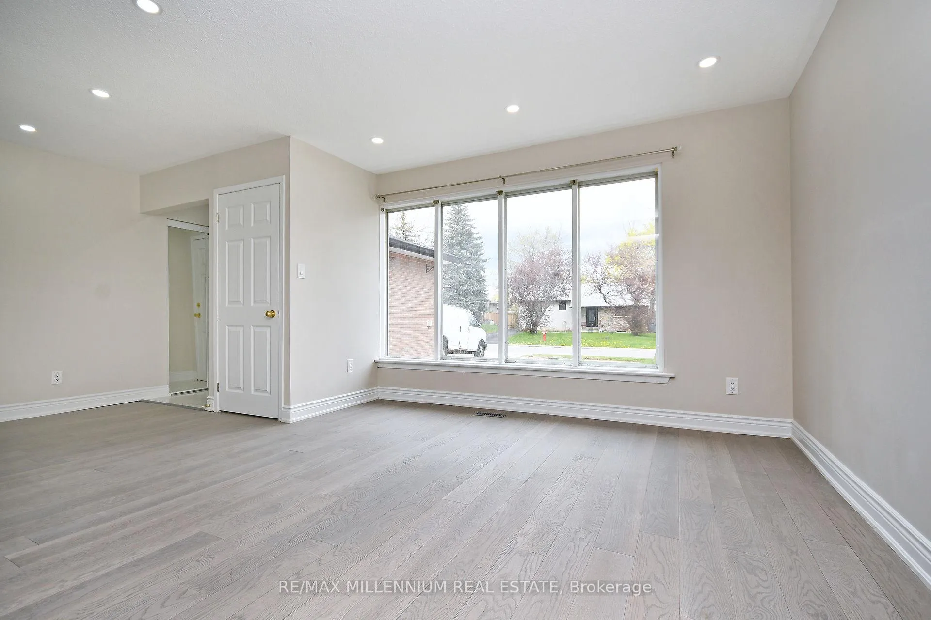 Photo 7 of 156 Folkstone Crescent, Brampton, Southgate — HOMEH