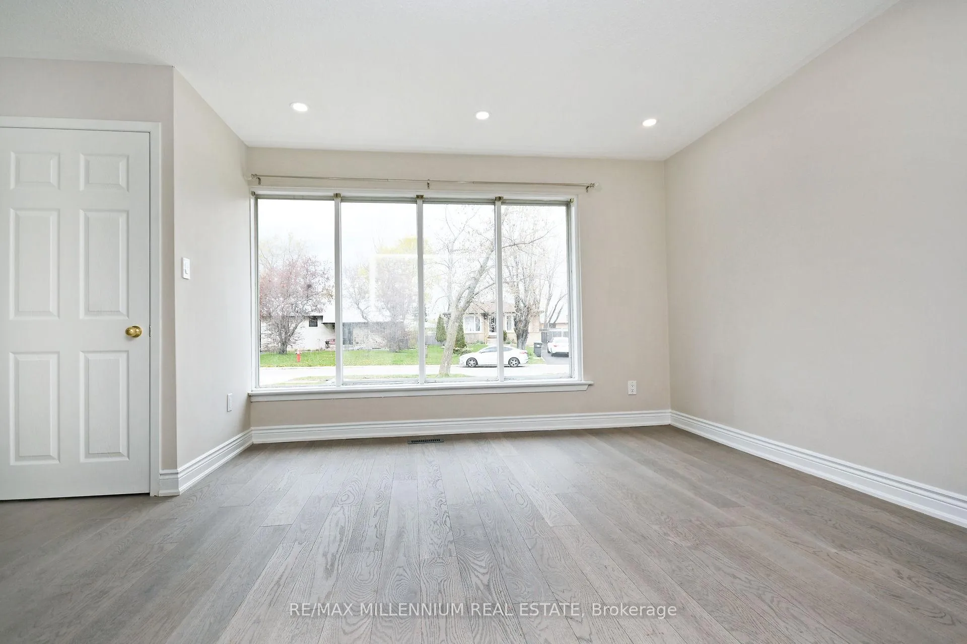 Photo 8 of 156 Folkstone Crescent, Brampton, Southgate — HOMEH