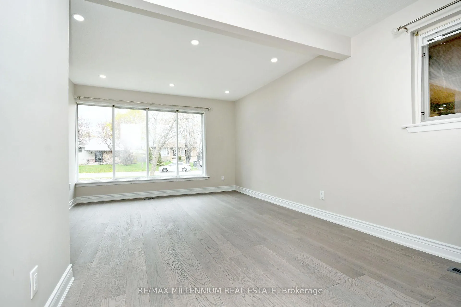 Photo 9 of 156 Folkstone Crescent, Brampton, Southgate — HOMEH