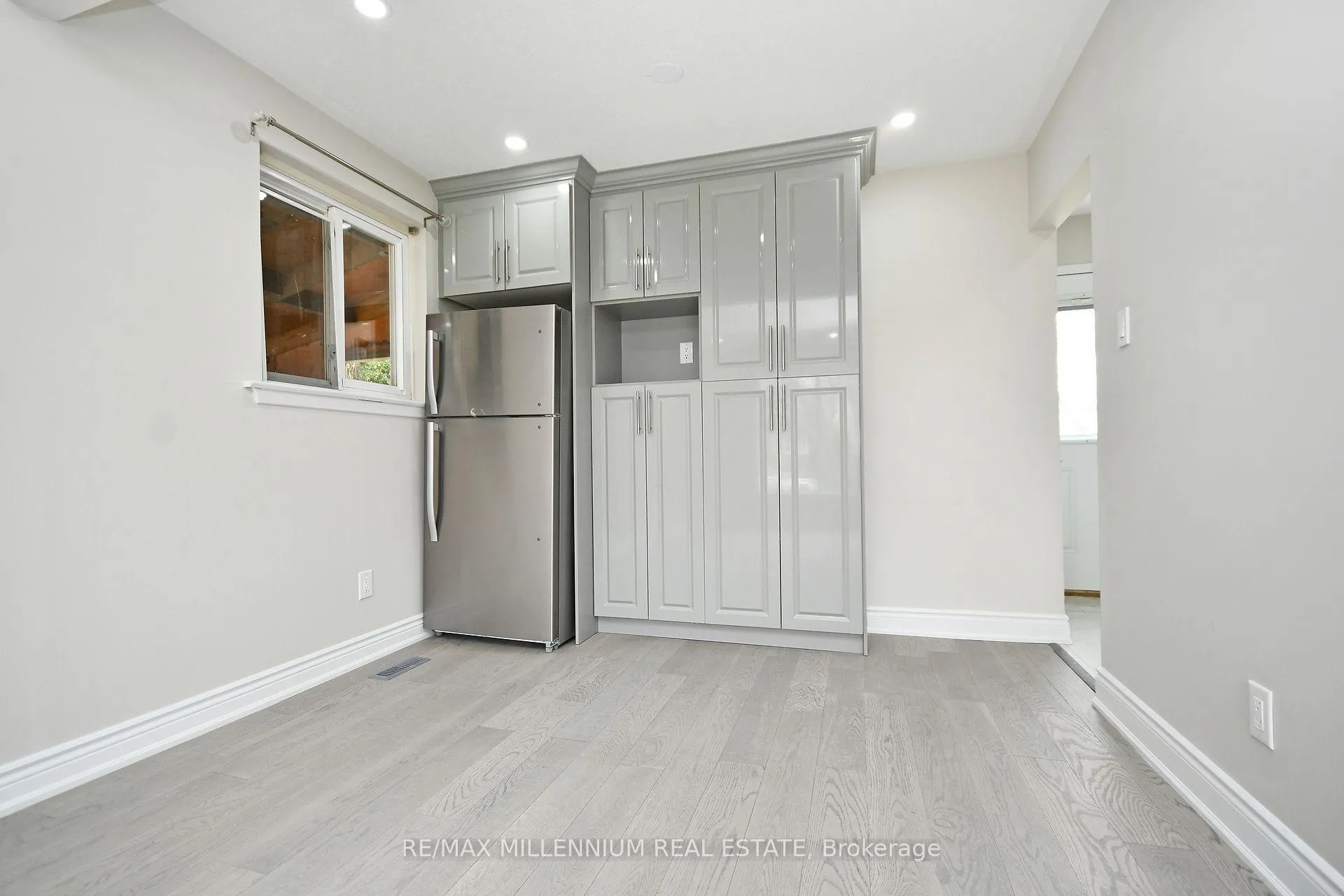 Photo 11 of 156 Folkstone Crescent, Brampton, Southgate — HOMEH