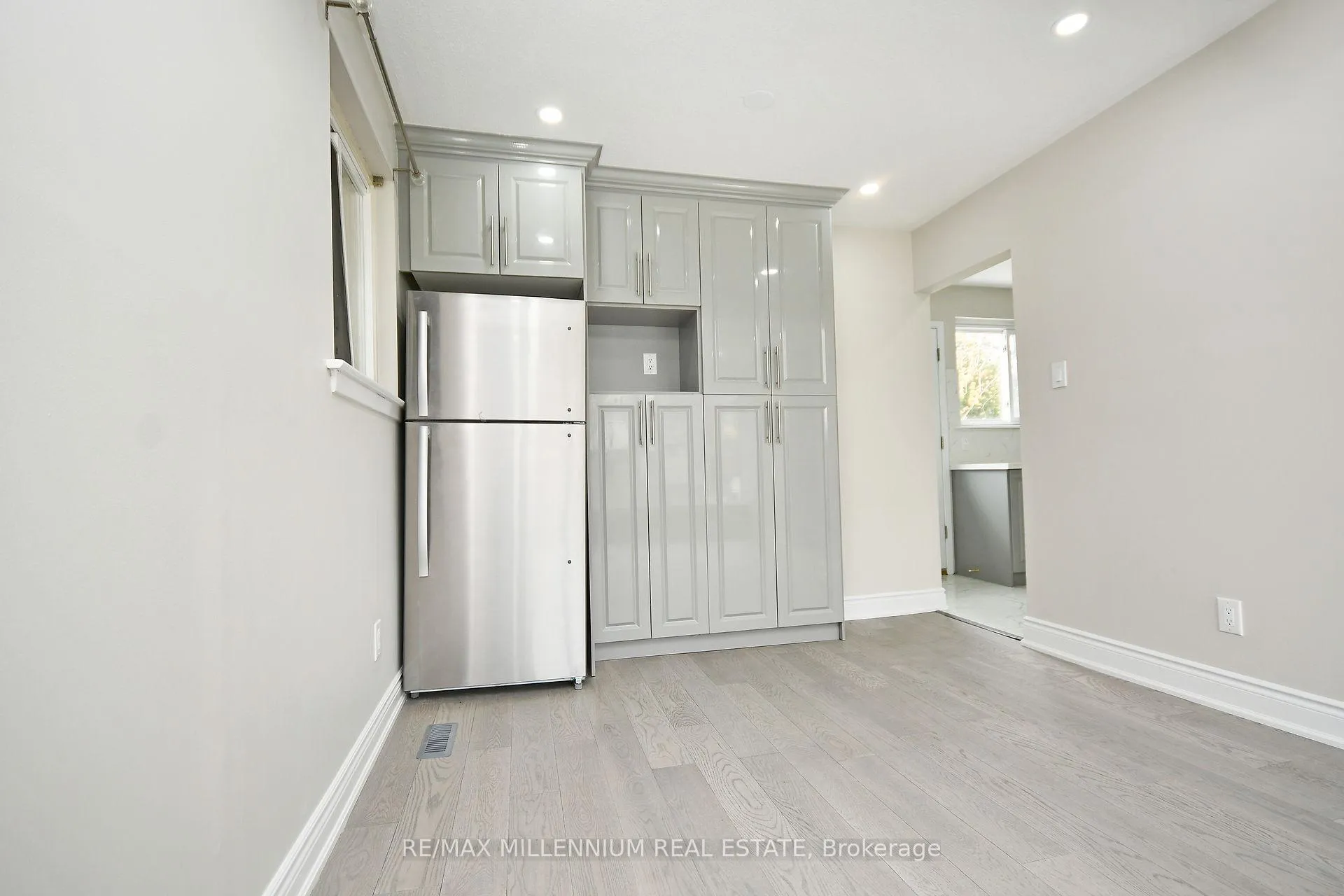 Photo 12 of 156 Folkstone Crescent, Brampton, Southgate — HOMEH