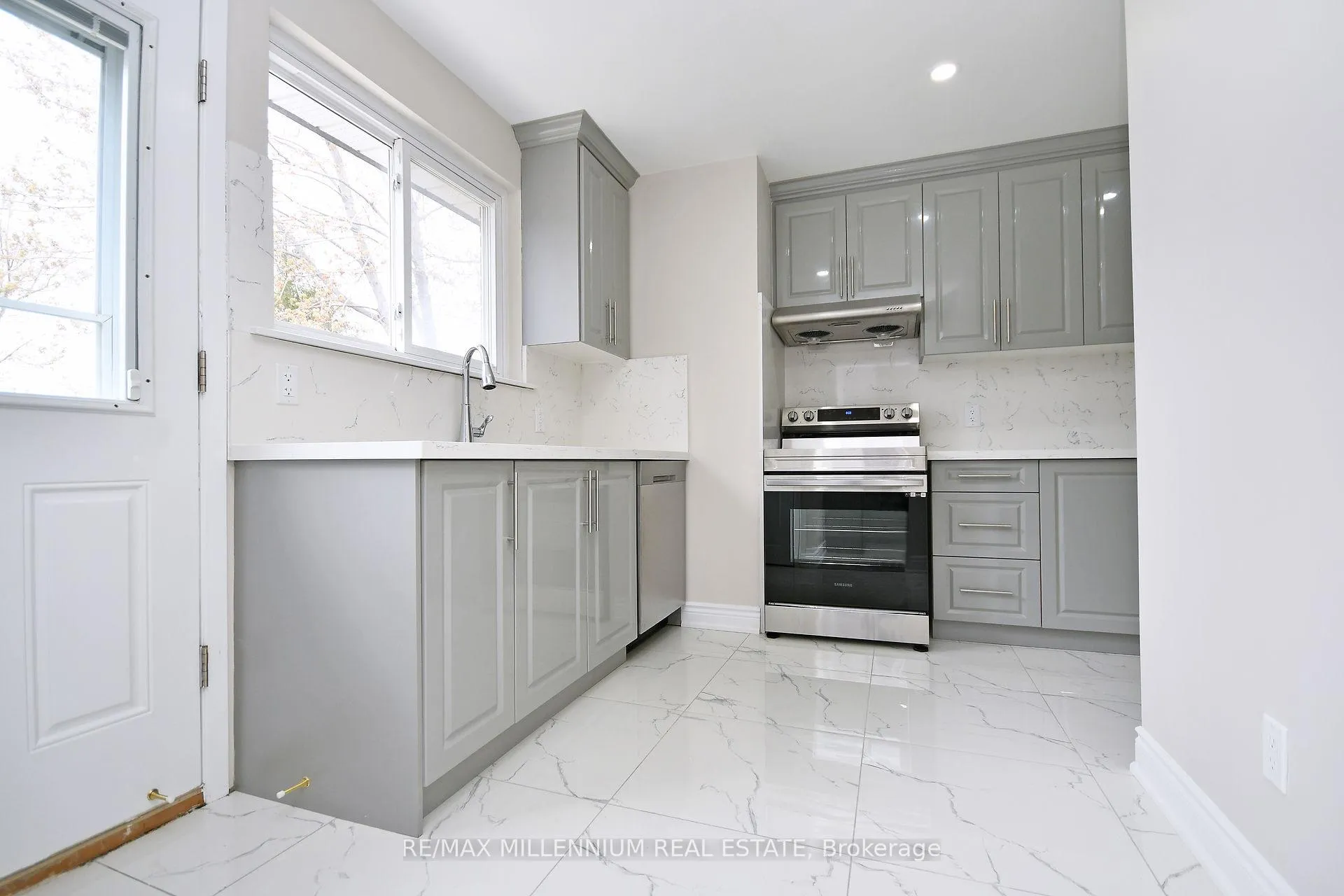 Photo 13 of 156 Folkstone Crescent, Brampton, Southgate — HOMEH