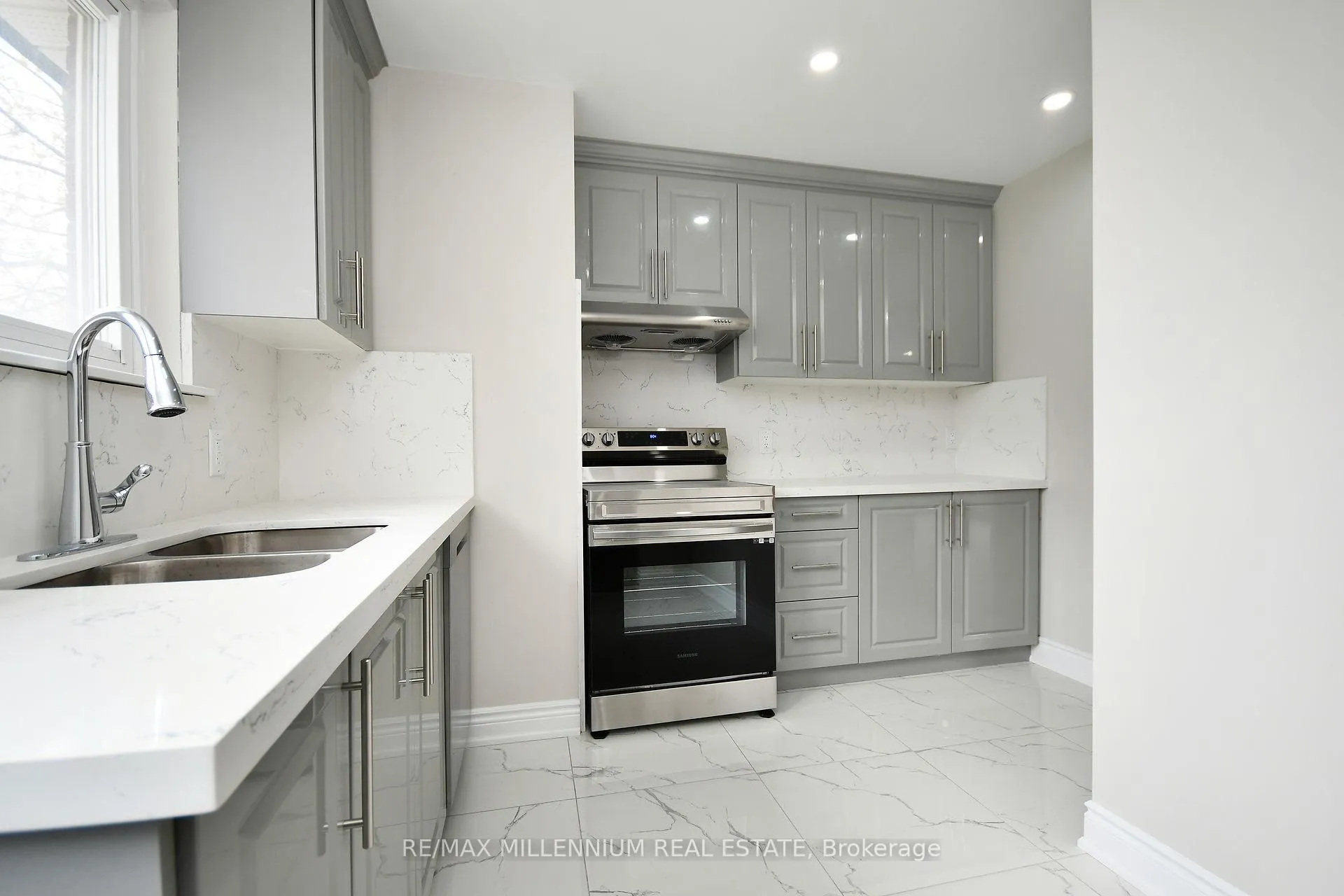 Photo 14 of 156 Folkstone Crescent, Brampton, Southgate — HOMEH