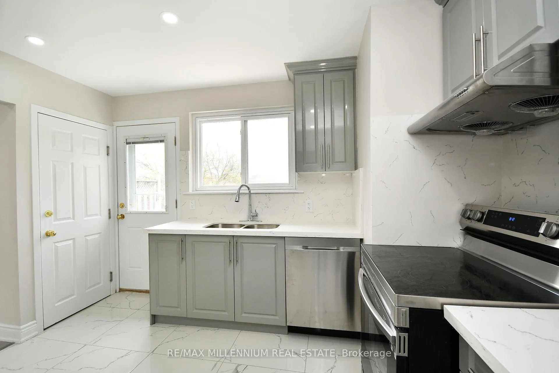 Photo 15 of 156 Folkstone Crescent, Brampton, Southgate — HOMEH