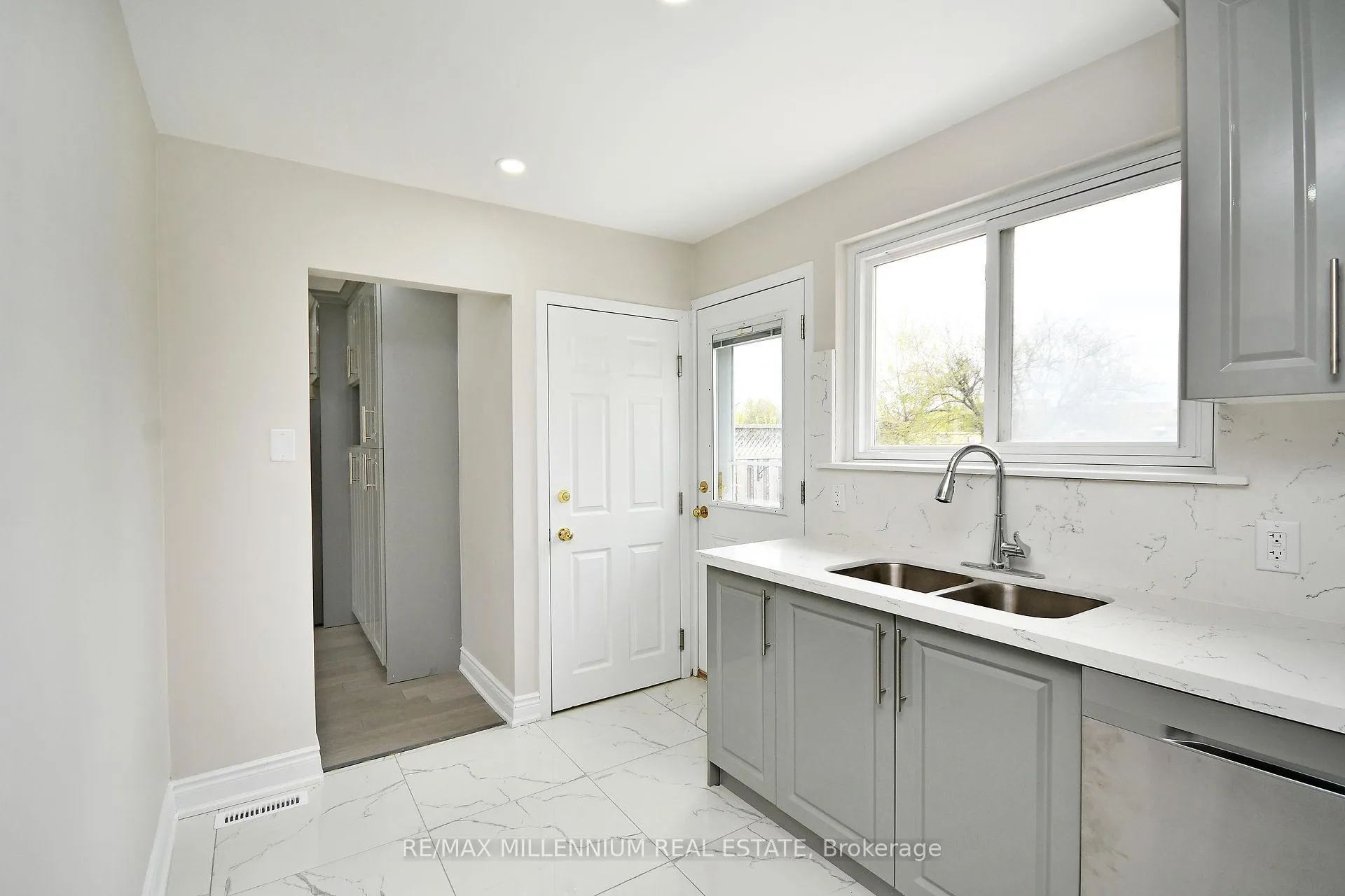 Photo 16 of 156 Folkstone Crescent, Brampton, Southgate — HOMEH