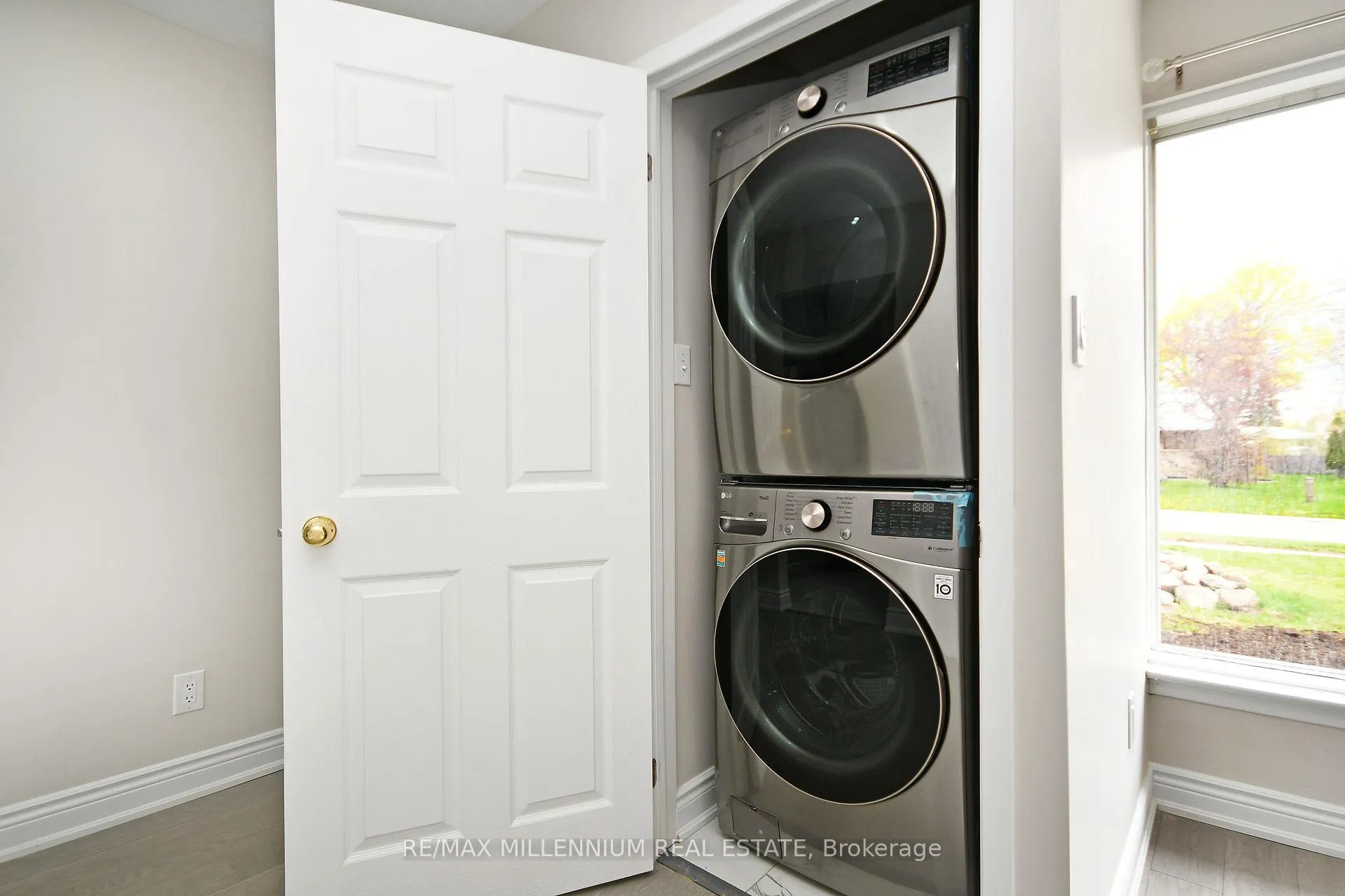 Photo 18 of 156 Folkstone Crescent, Brampton, Southgate — HOMEH