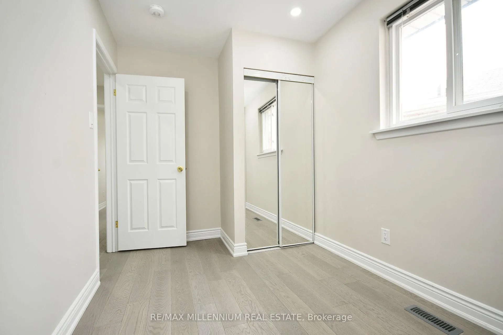 Photo 21 of 156 Folkstone Crescent, Brampton, Southgate — HOMEH