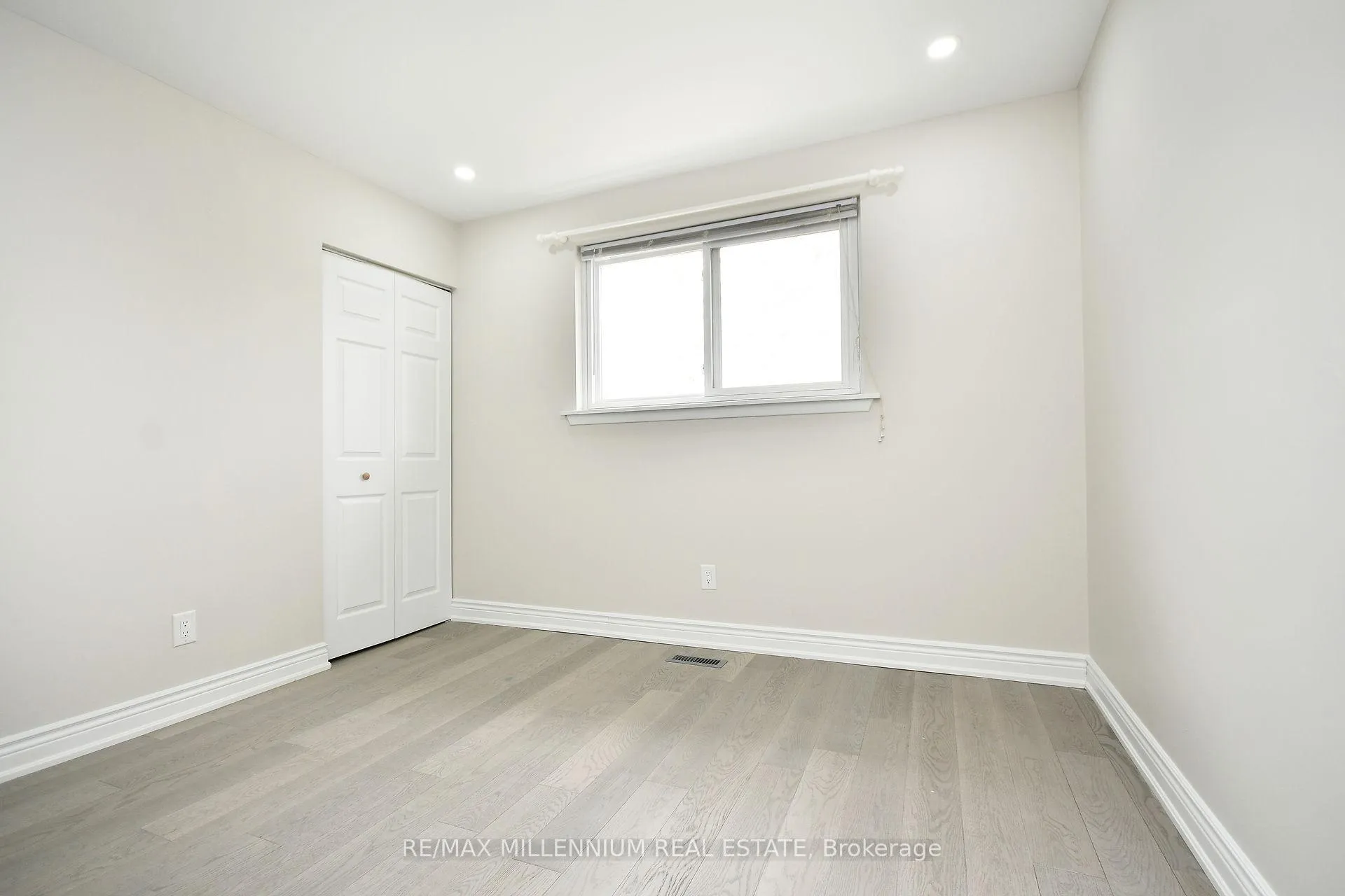 Photo 23 of 156 Folkstone Crescent, Brampton, Southgate — HOMEH