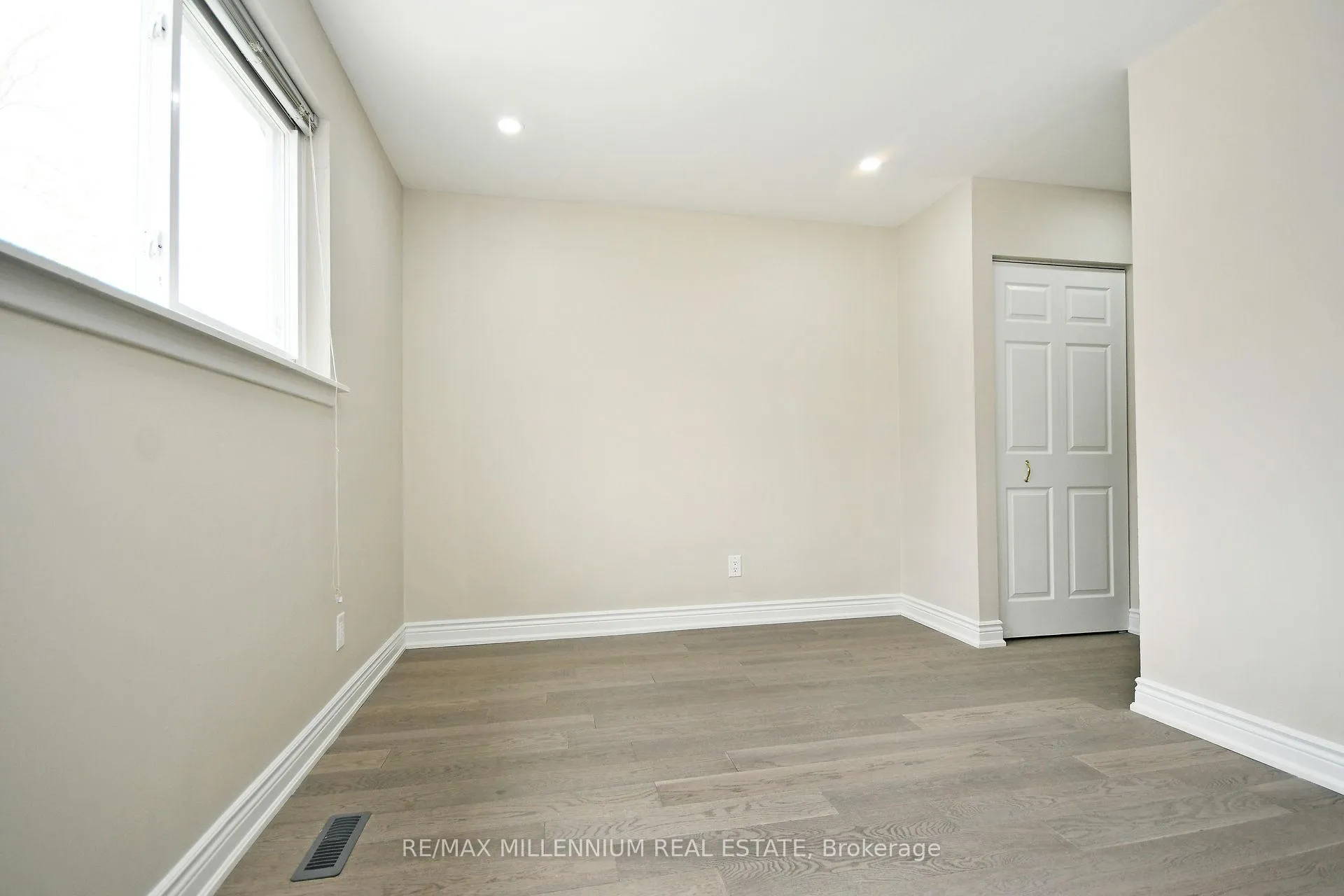 Photo 24 of 156 Folkstone Crescent, Brampton, Southgate — HOMEH