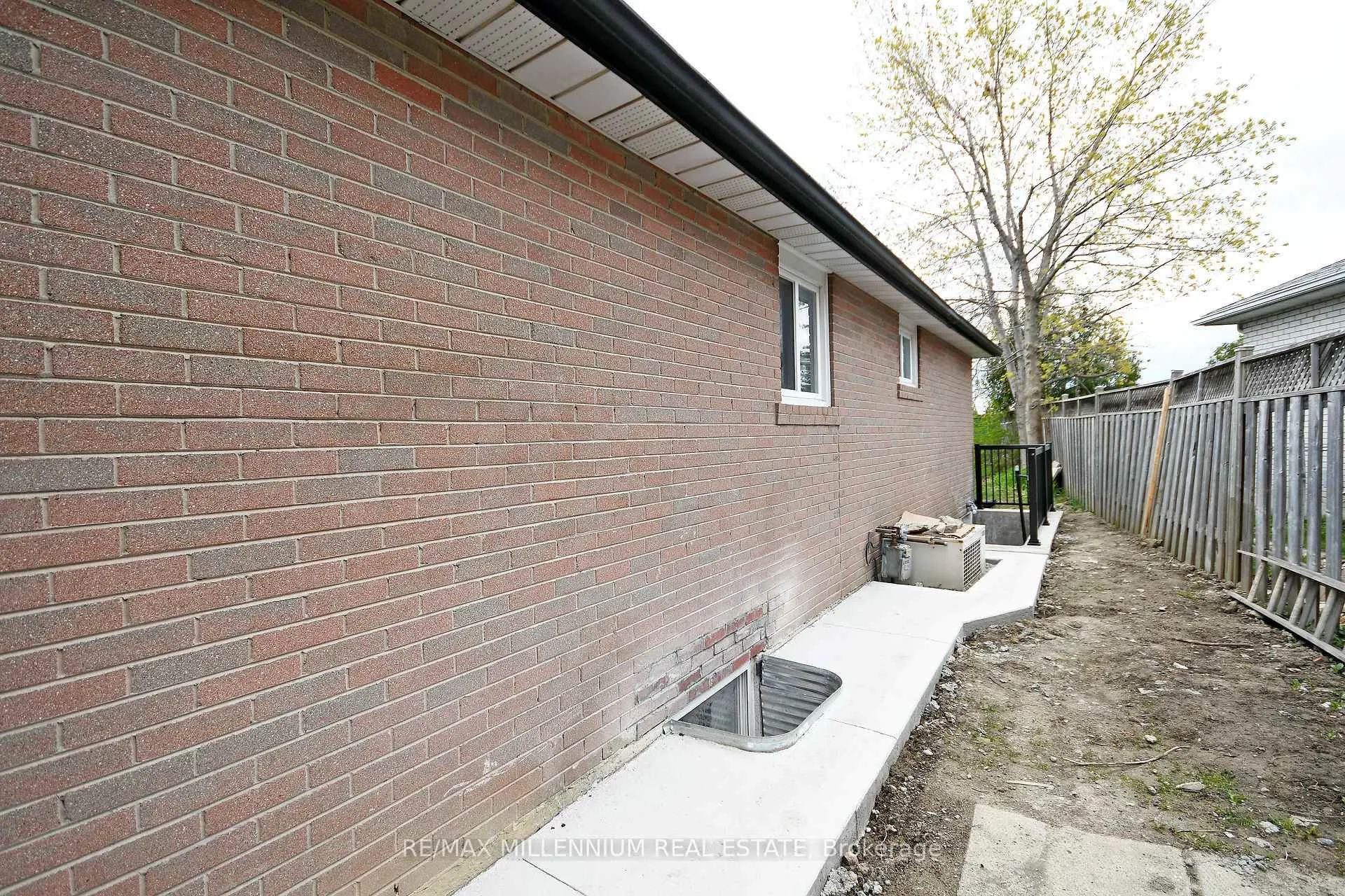 Photo 32 of 156 Folkstone Crescent, Brampton, Southgate — HOMEH