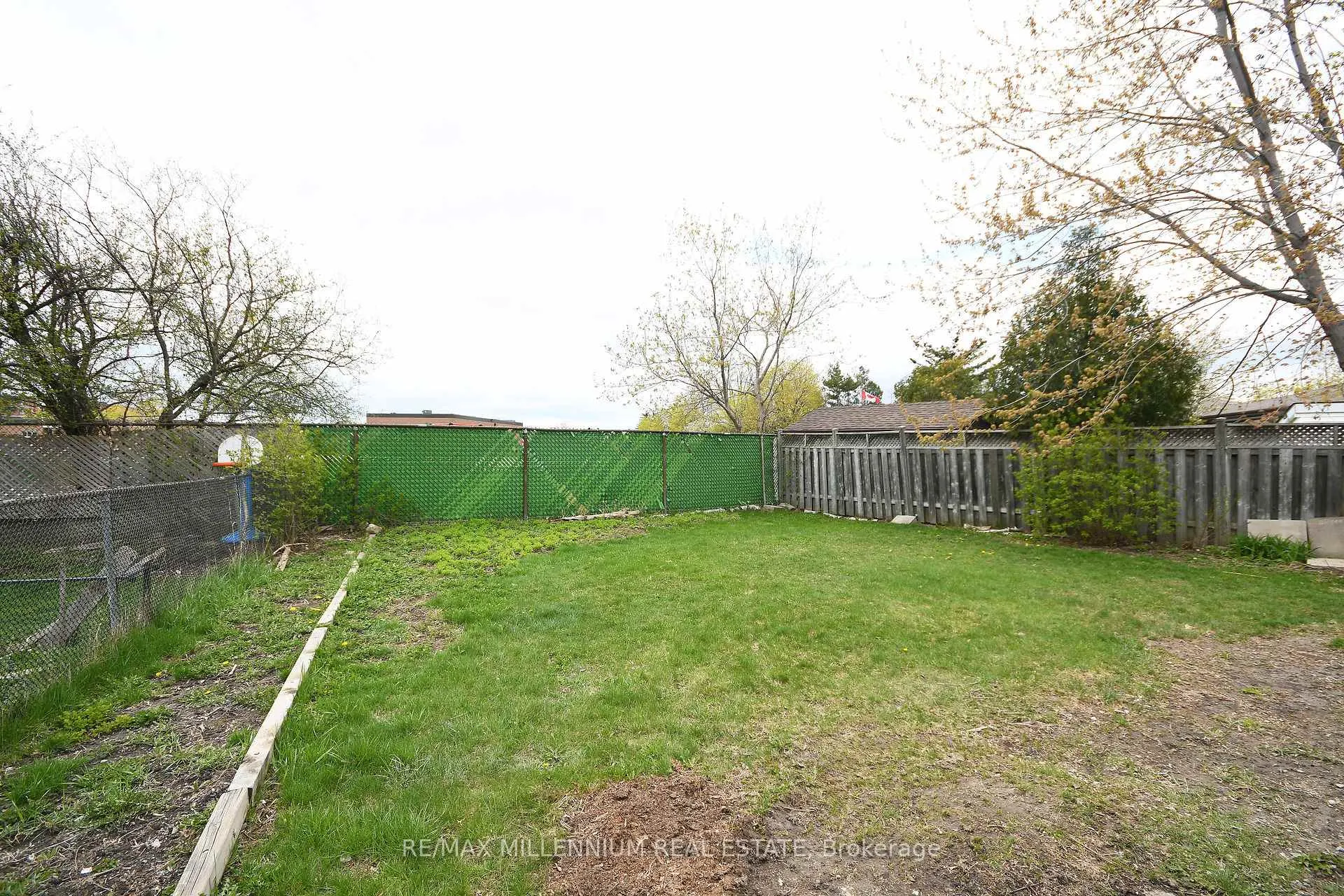 Photo 33 of 156 Folkstone Crescent, Brampton, Southgate — HOMEH