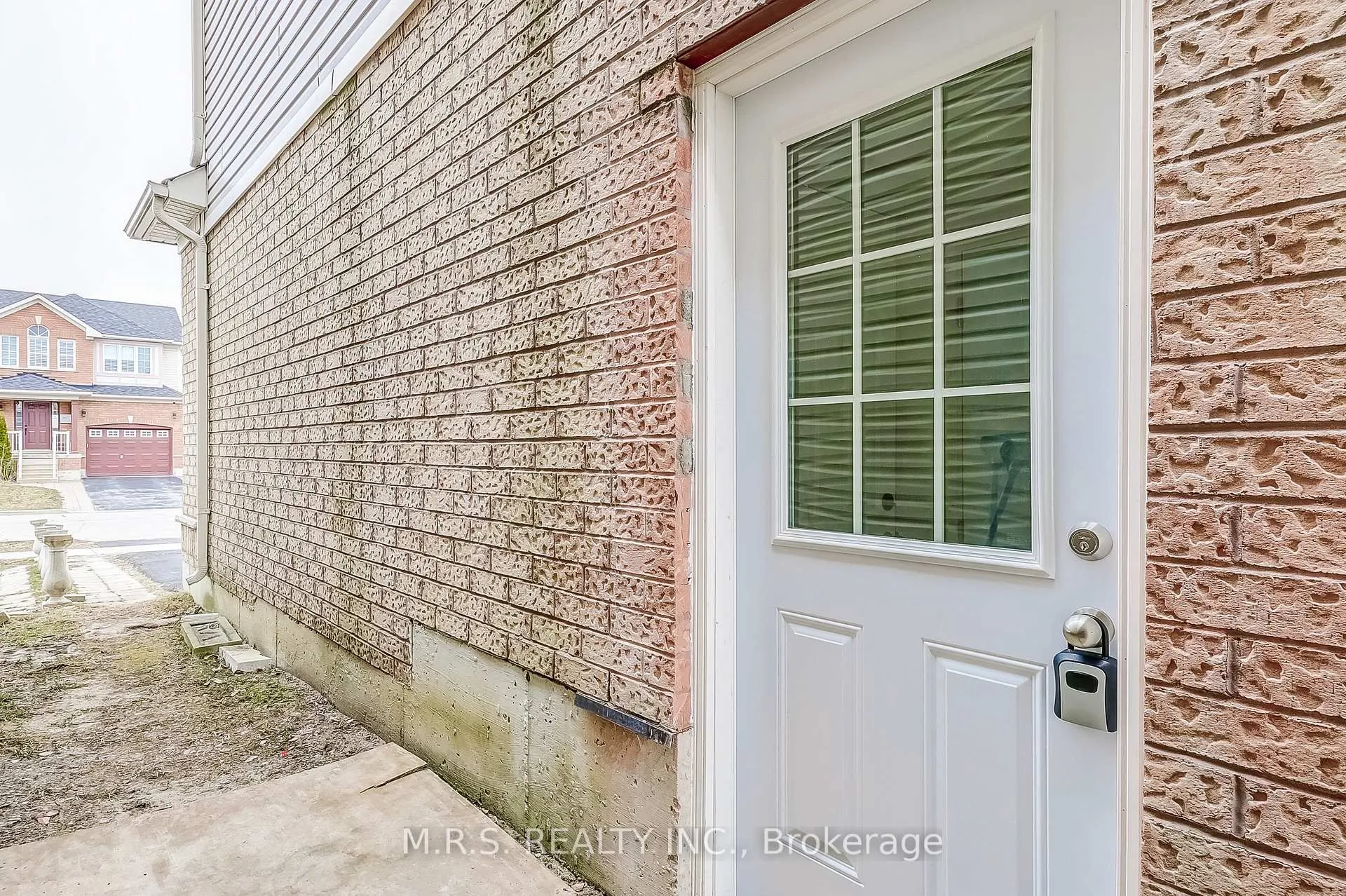 Photo 3 of 1528 Sarasota Crescent, Oshawa, Samac — HOMEH