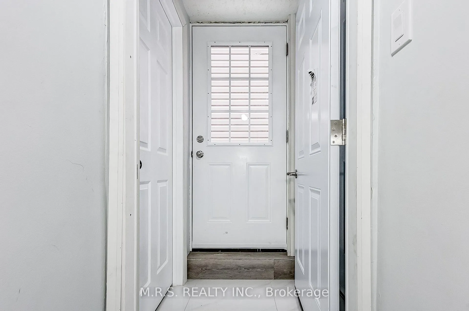 Photo 4 of 1528 Sarasota Crescent, Oshawa, Samac — HOMEH