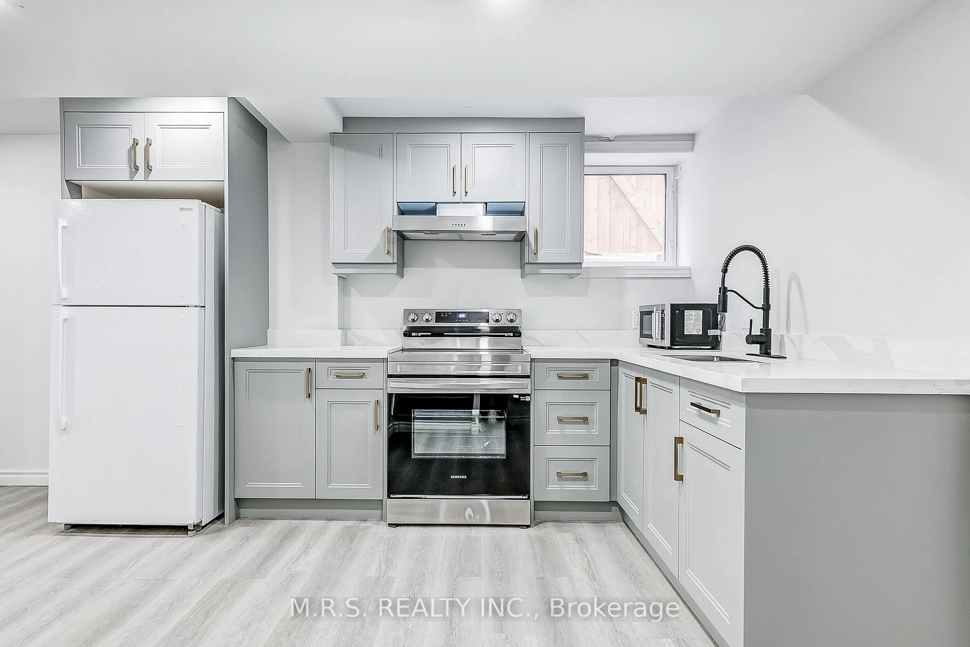 Photo 6 of 1528 Sarasota Crescent, Oshawa, Samac — HOMEH
