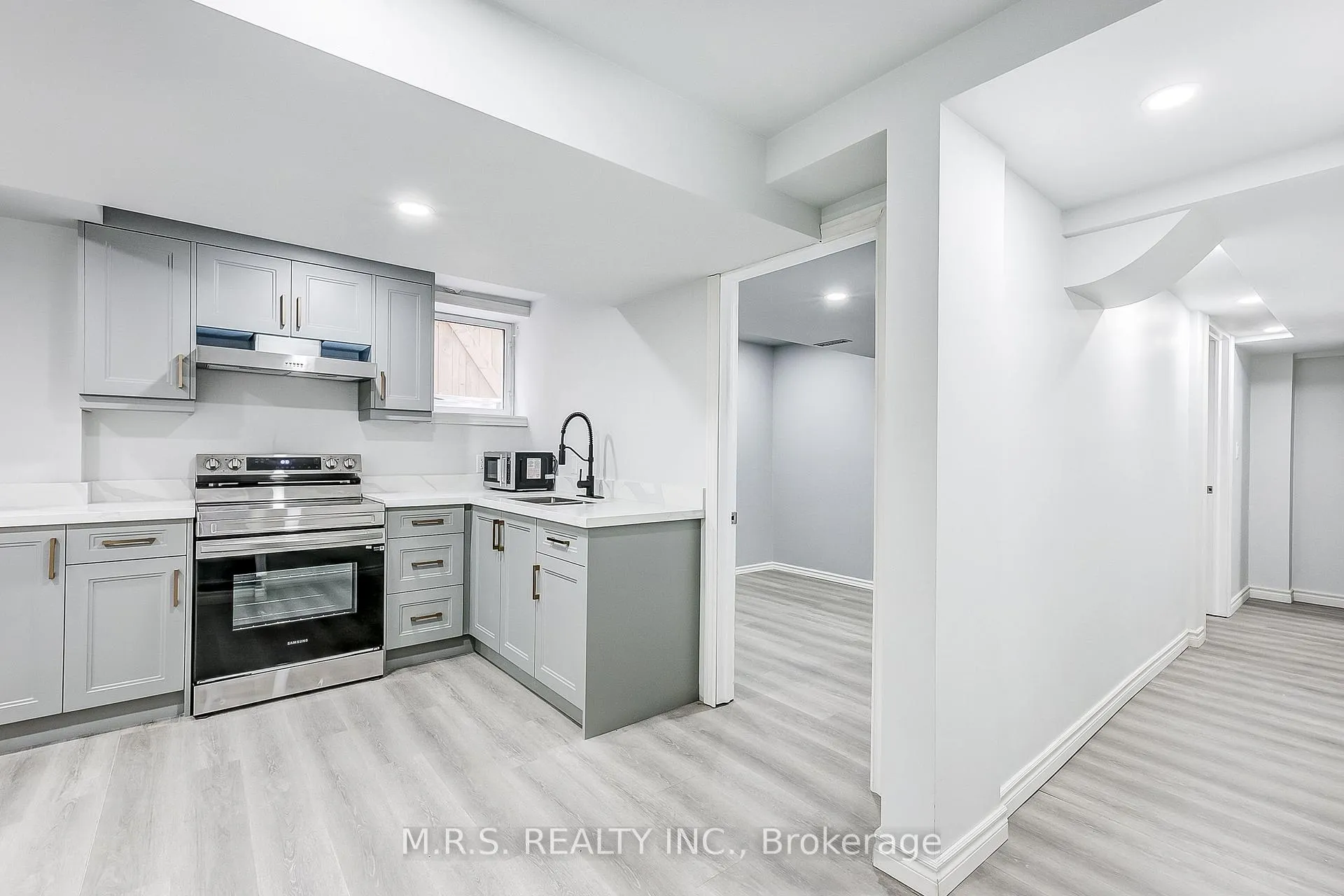 Photo 7 of 1528 Sarasota Crescent, Oshawa, Samac — HOMEH