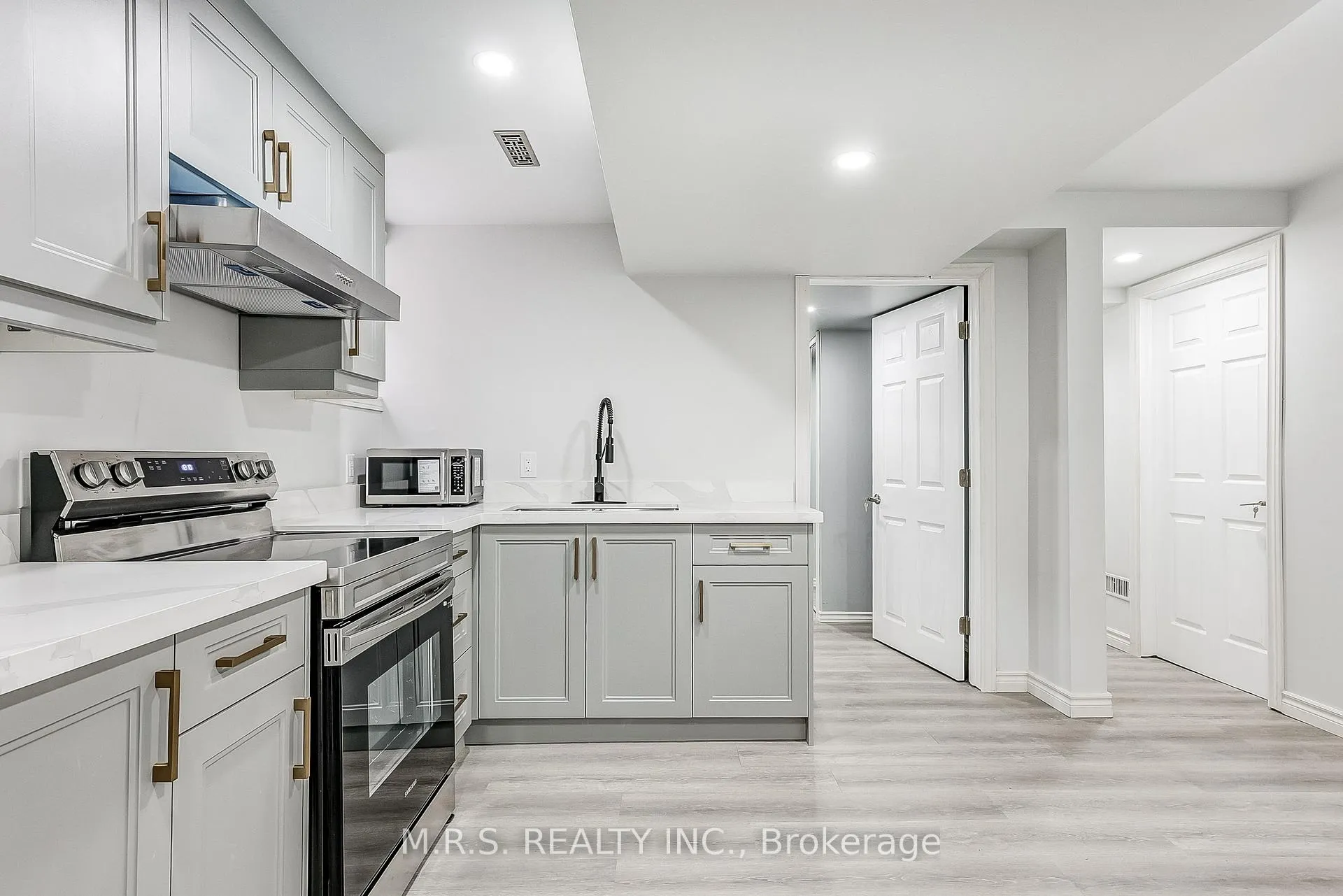 Photo 8 of 1528 Sarasota Crescent, Oshawa, Samac — HOMEH