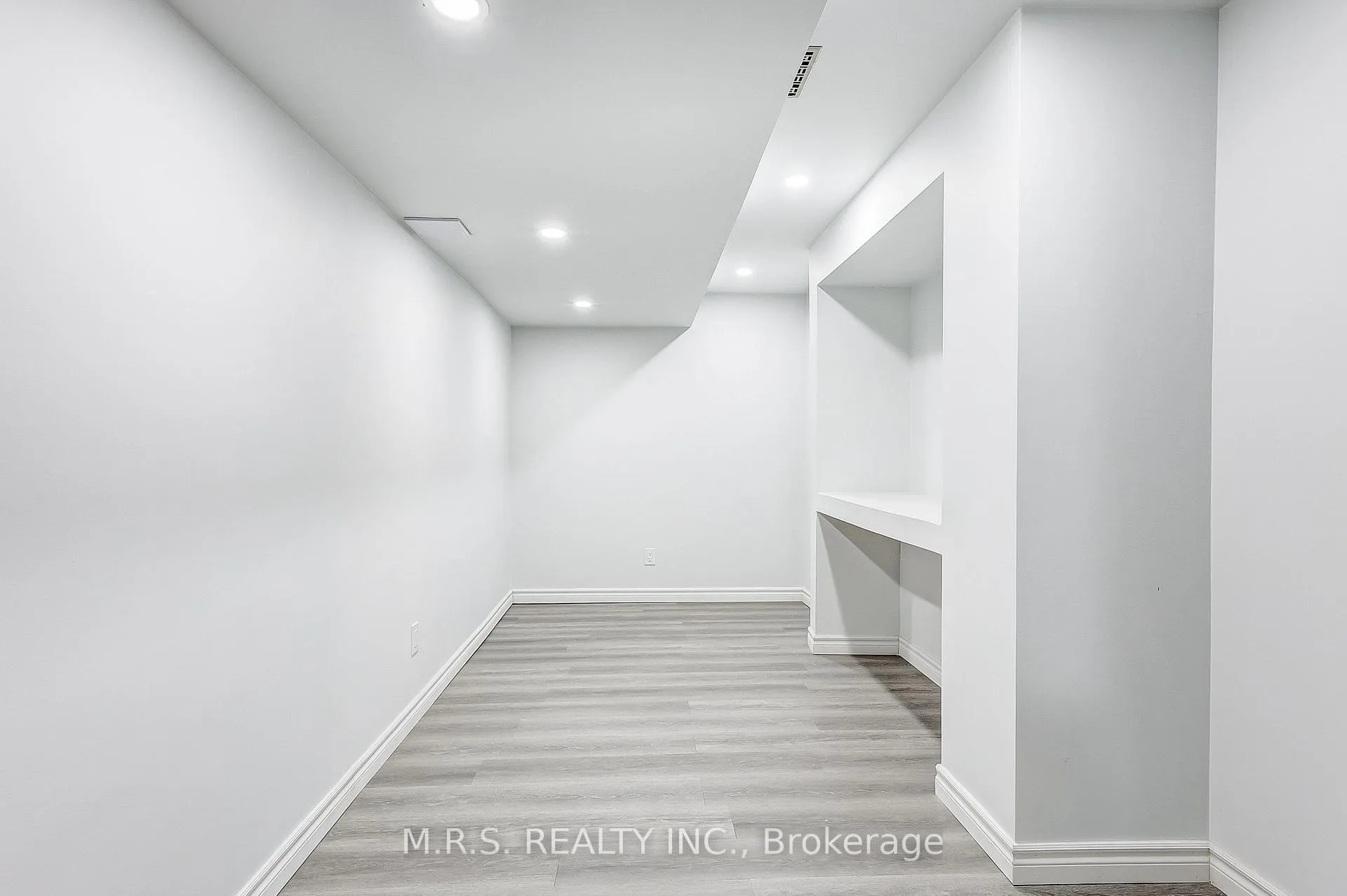 Photo 9 of 1528 Sarasota Crescent, Oshawa, Samac — HOMEH