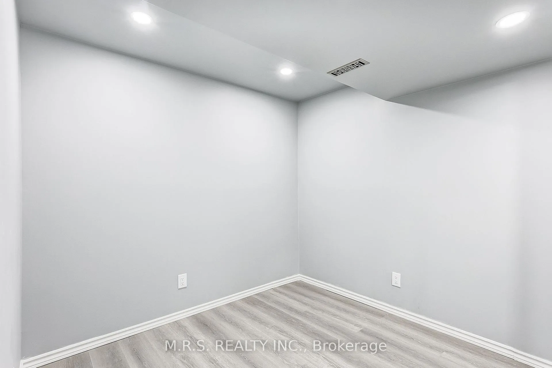 Photo 11 of 1528 Sarasota Crescent, Oshawa, Samac — HOMEH