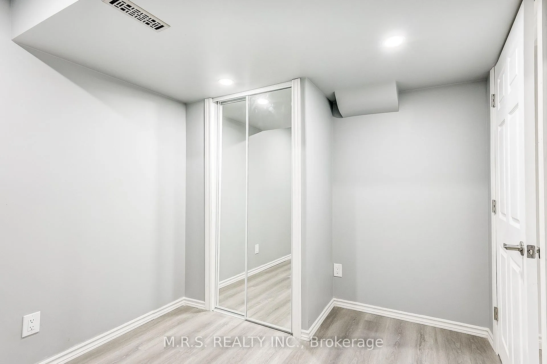 Photo 12 of 1528 Sarasota Crescent, Oshawa, Samac — HOMEH