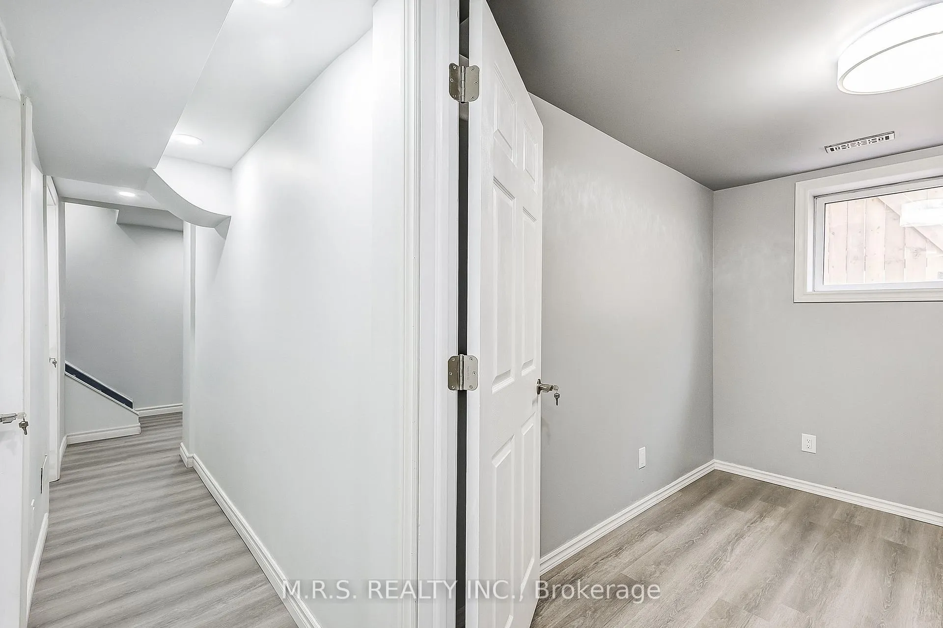Photo 16 of 1528 Sarasota Crescent, Oshawa, Samac — HOMEH