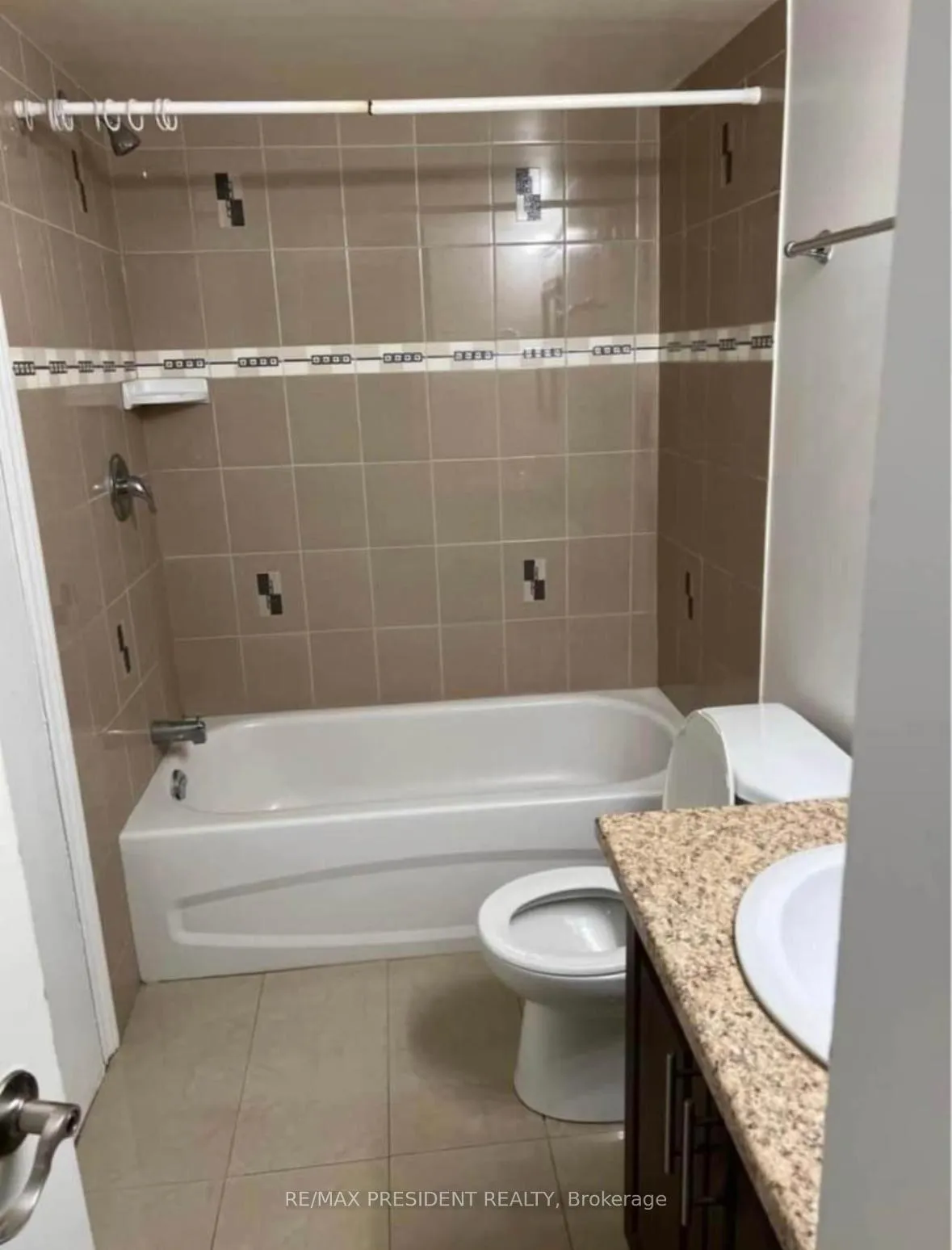 Photo 5 of Unit Basement, 27 Dunure Crescent, Brampton, Fletcher's Meadow — HOMEH