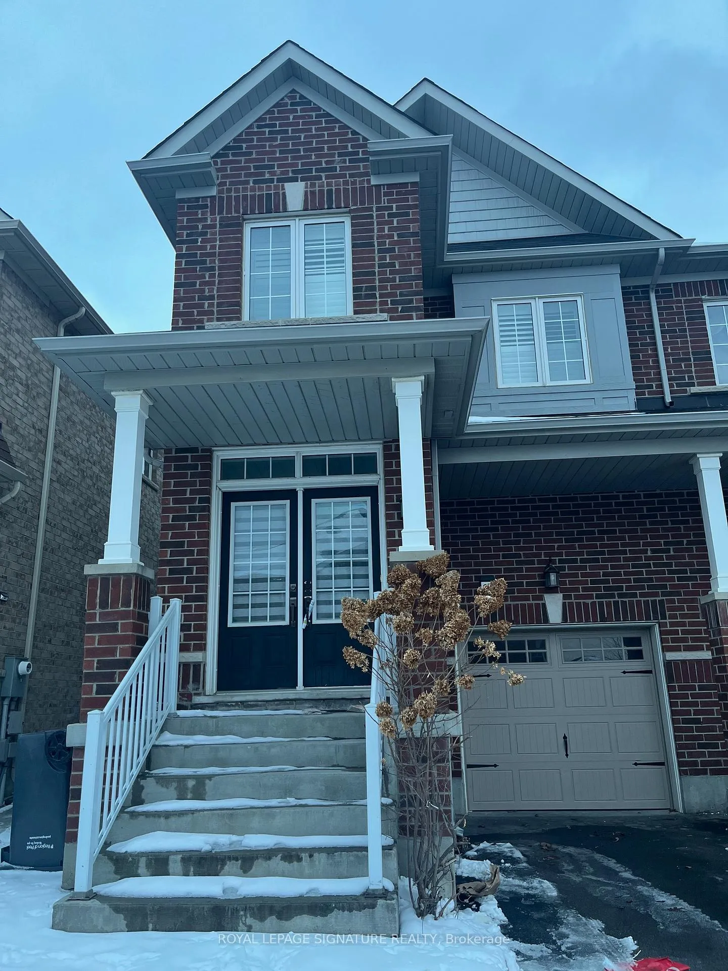 Front of Unit Upper, 21 Baffin Crescent N