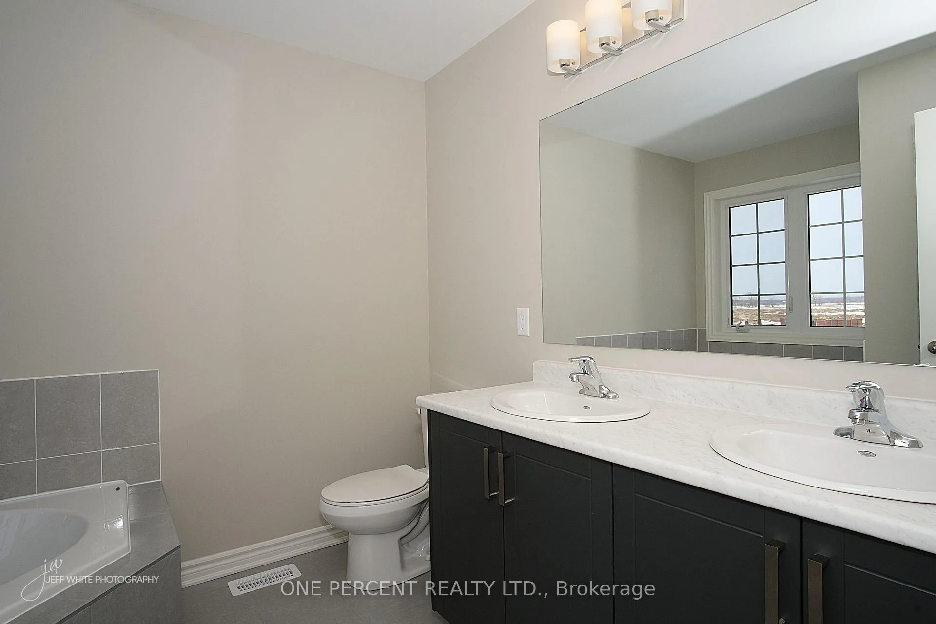Photo 11 of 262 Springfiled Crescent, Clearview, Rural Clearview — HOMEH