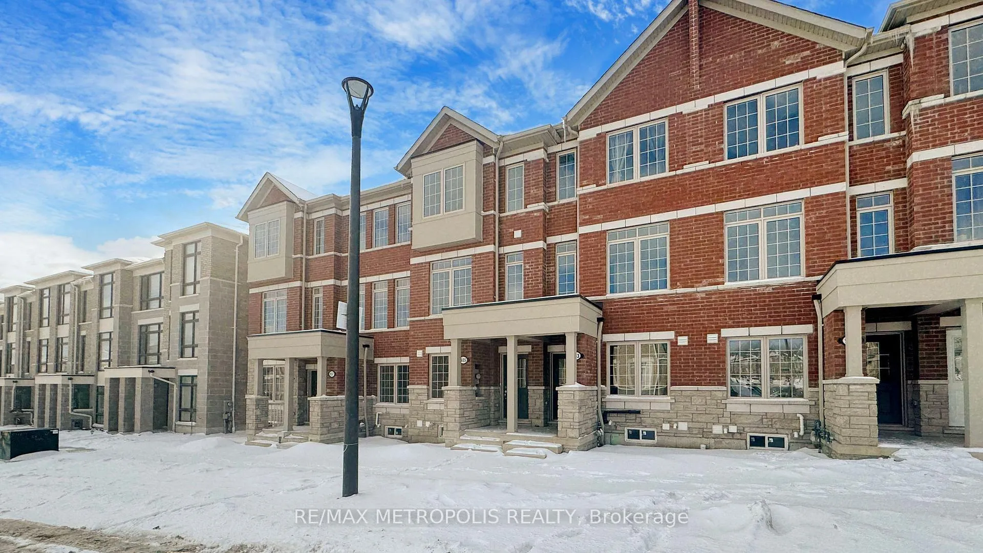 Photo 3 of 935 Crowsnest Hollow, Pickering, Rural Pickering — HOMEH