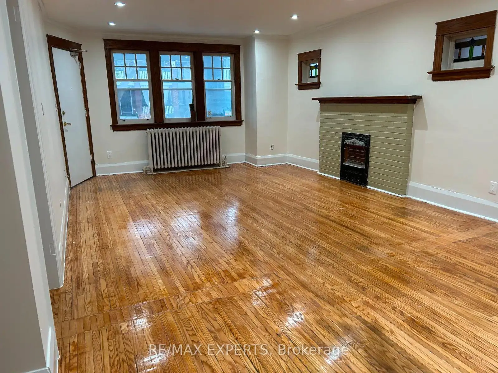 Photo 3 of Unit 2, 52 Scarboro Beach Boulevard, Toronto, The Beaches — HOMEH
