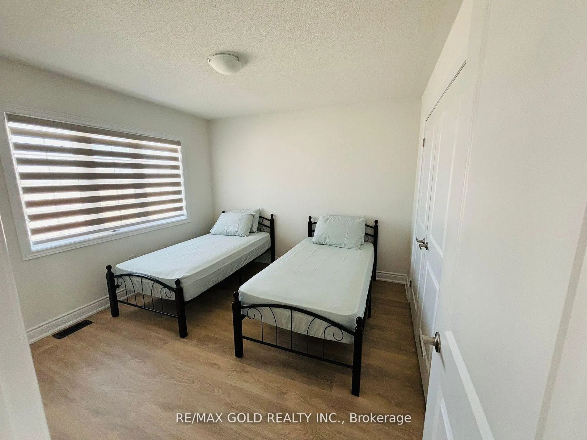 Photo 5 of 19 Mission Street, Wasaga Beach — HOMEH