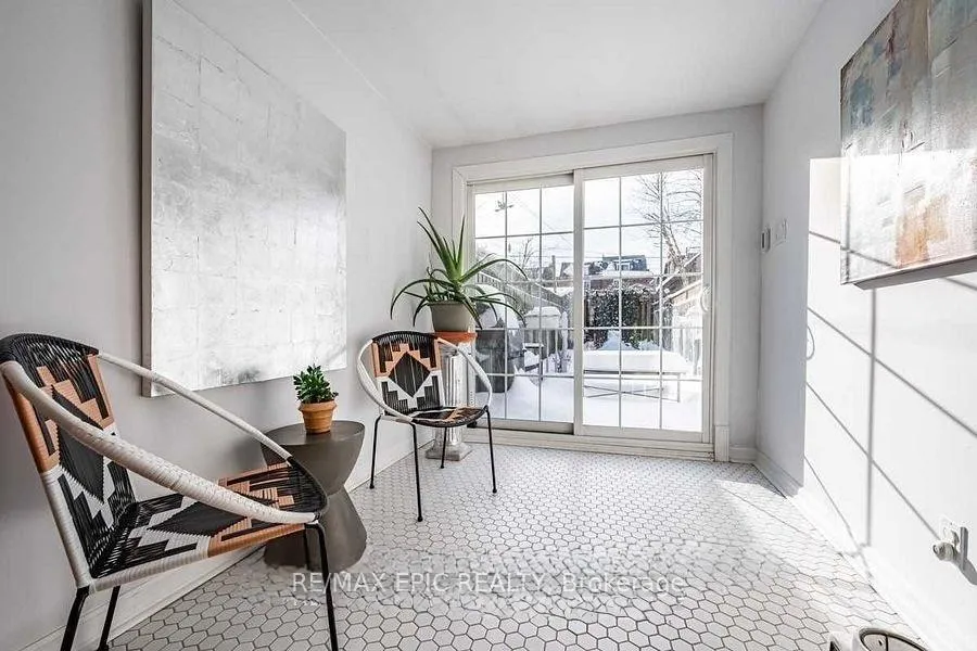 Photo 4 of 258 Lippincott Street, Toronto, University — HOMEH