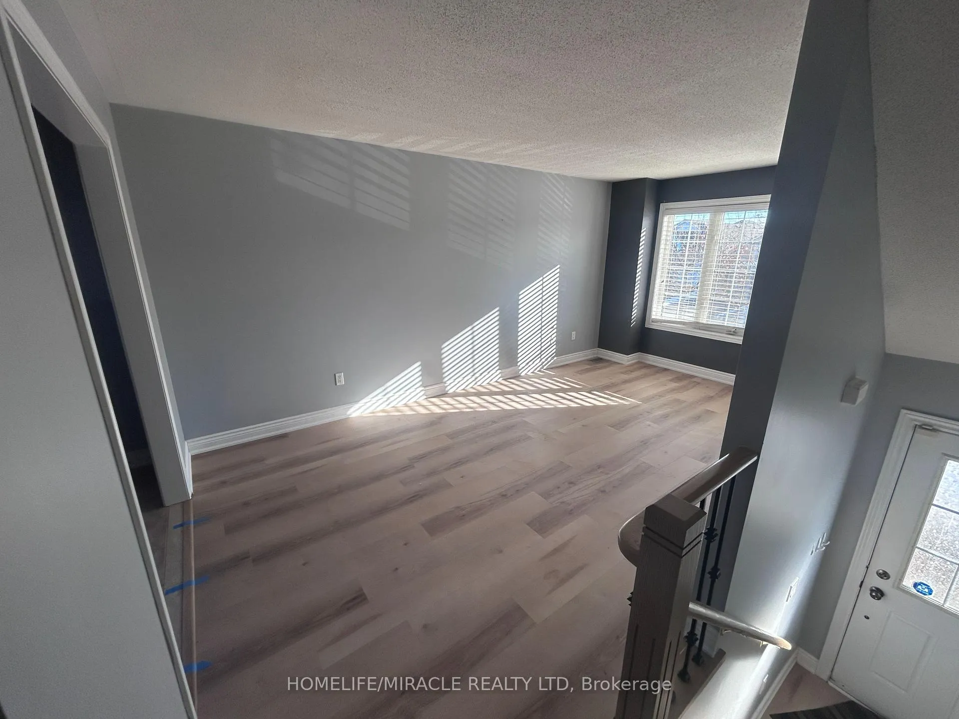 Photo 3 of 584 Falconridge Drive, Oshawa, Samac — HOMEH
