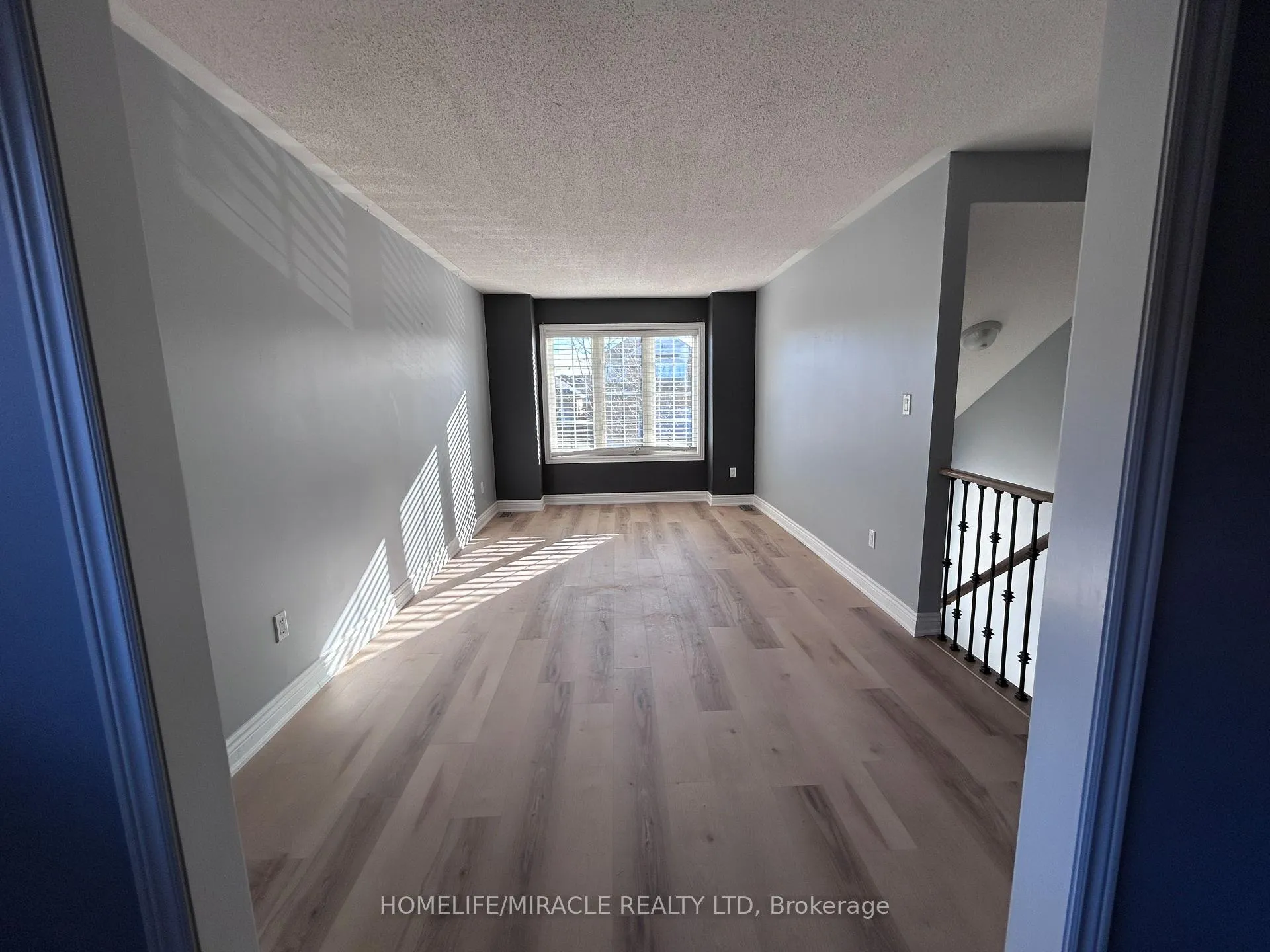 Photo 4 of 584 Falconridge Drive, Oshawa, Samac — HOMEH