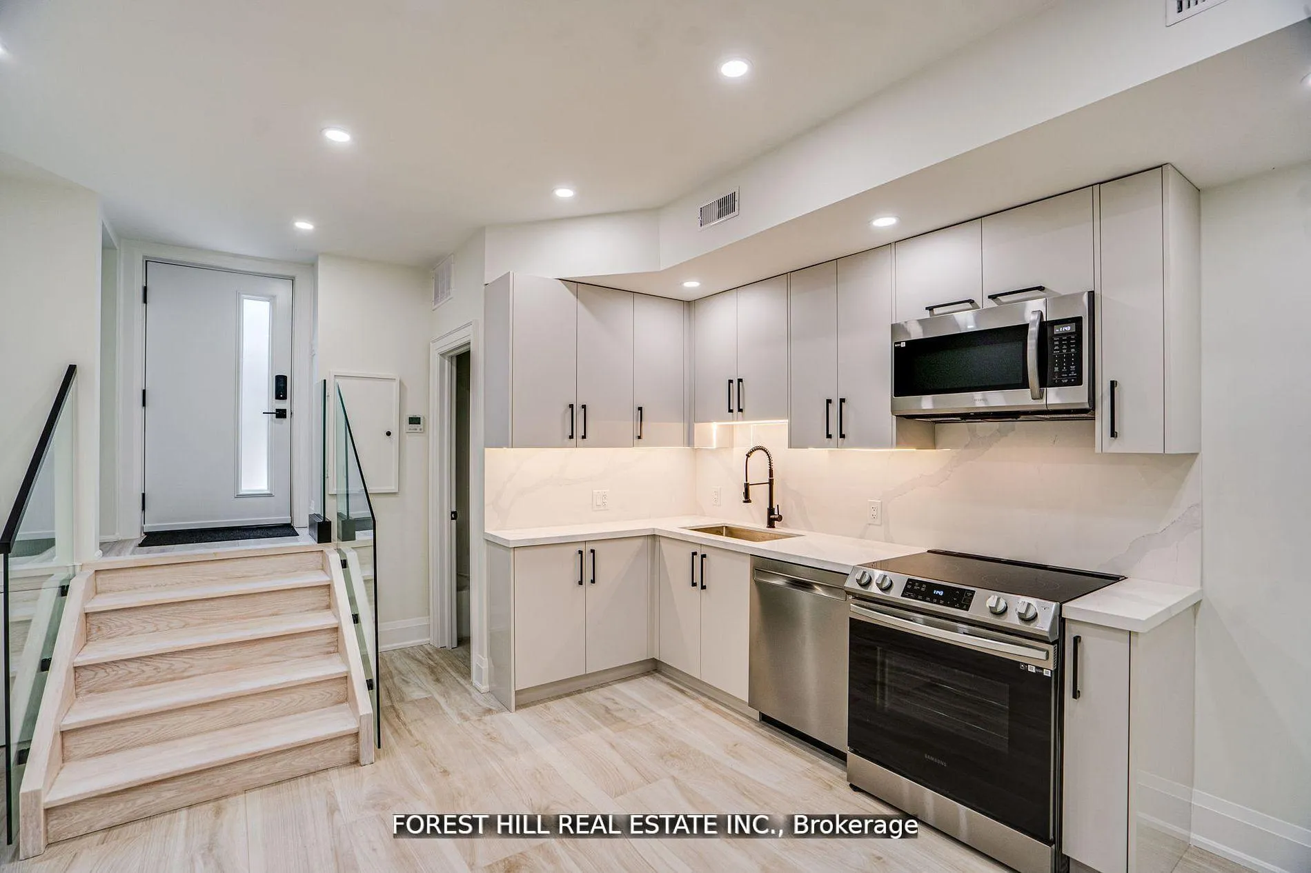 Photo 2 of Unit Lower, 215 Euclid Avenue, Toronto, Trinity-Bellwoods — HOMEH