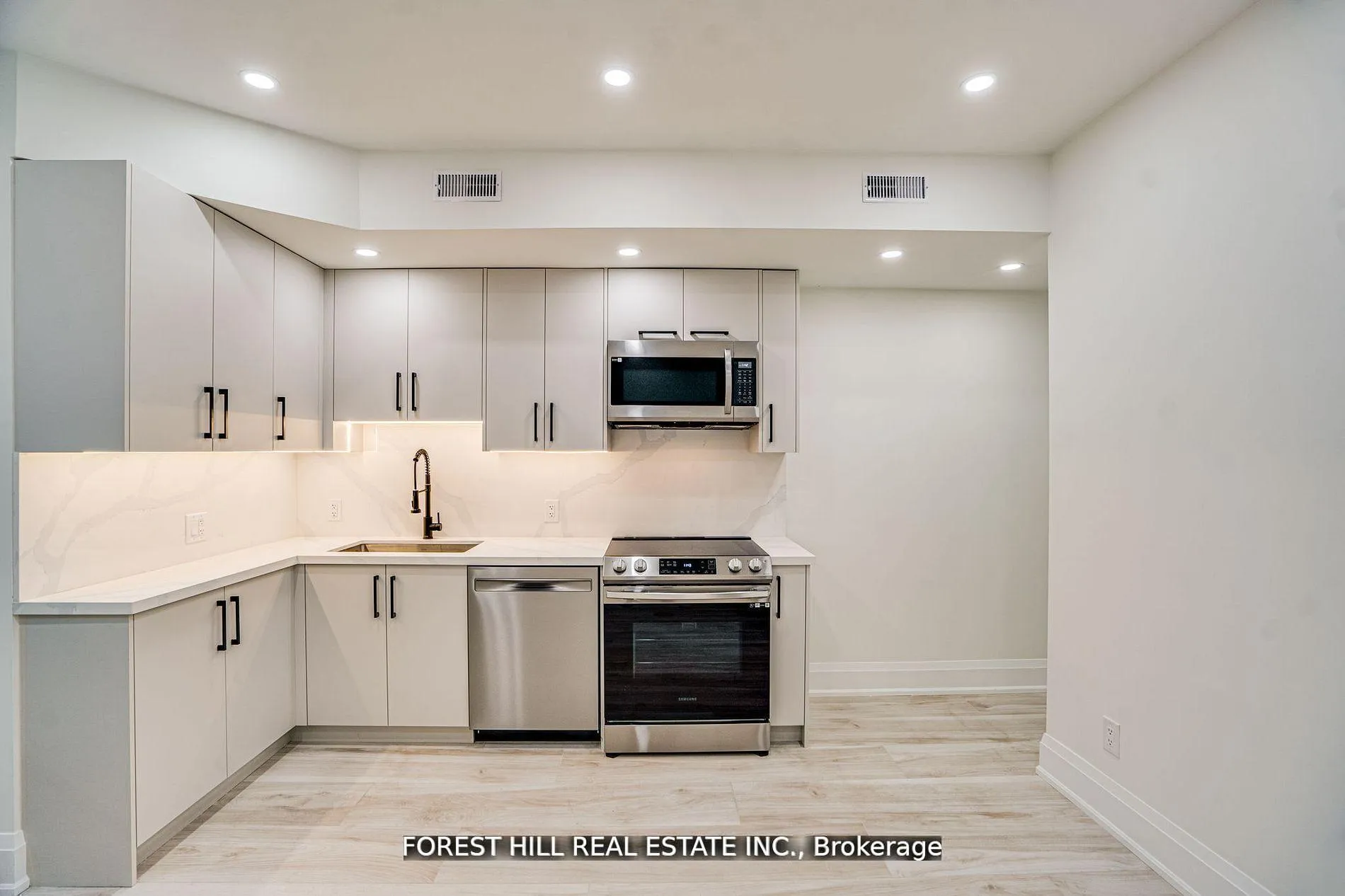 Photo 3 of Unit Lower, 215 Euclid Avenue, Toronto, Trinity-Bellwoods — HOMEH