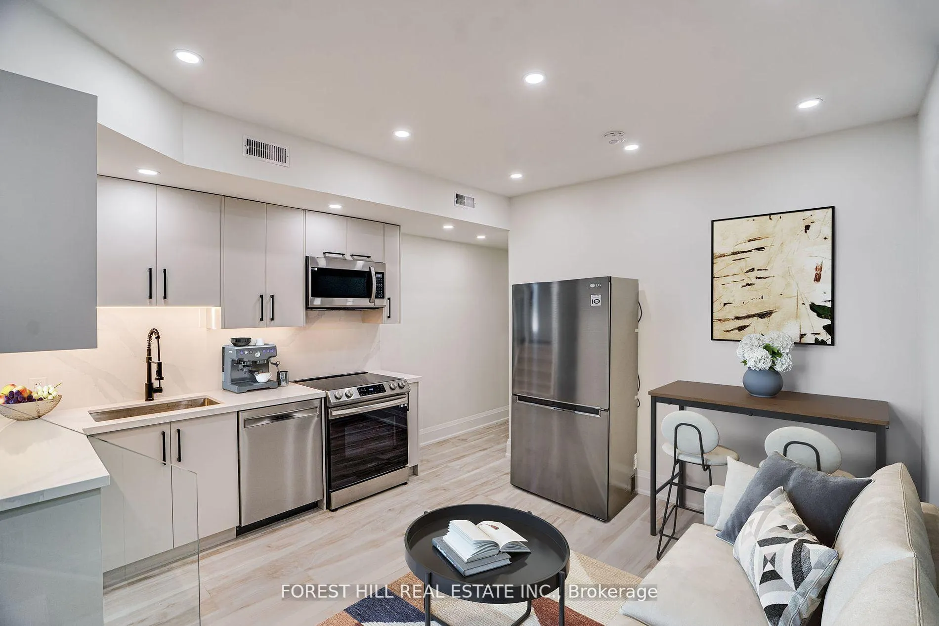 Photo 4 of Unit Lower, 215 Euclid Avenue, Toronto, Trinity-Bellwoods — HOMEH
