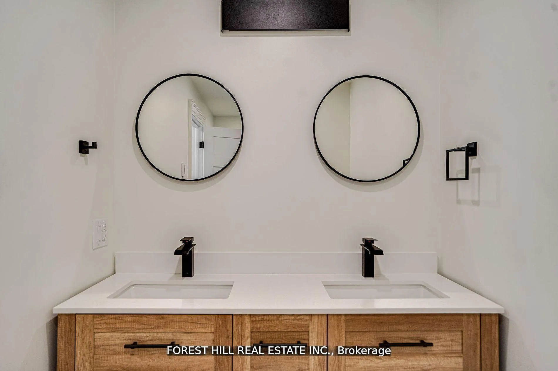 Photo 9 of Unit Lower, 215 Euclid Avenue, Toronto, Trinity-Bellwoods — HOMEH