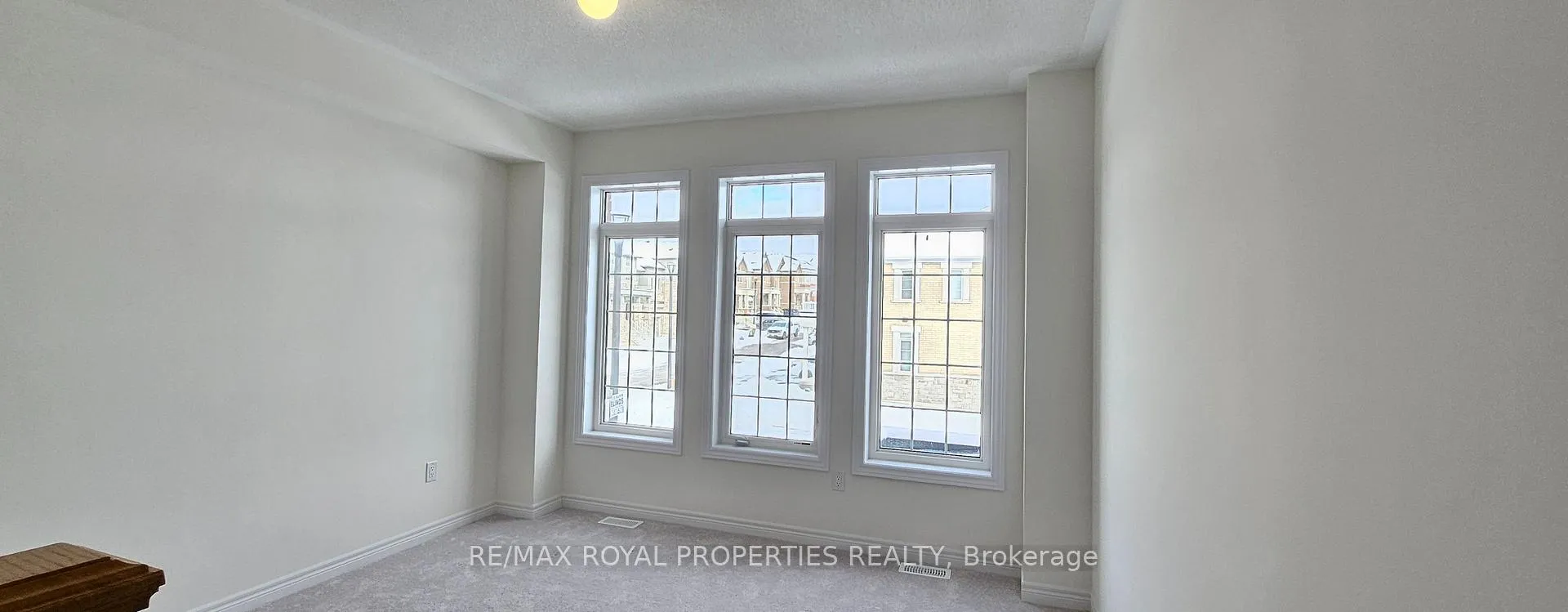 Photo 8 of 937 Crowsnest Hollow, Pickering, Rural Pickering — HOMEH