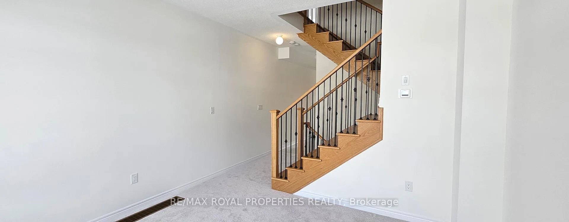 Photo 9 of 937 Crowsnest Hollow, Pickering, Rural Pickering — HOMEH