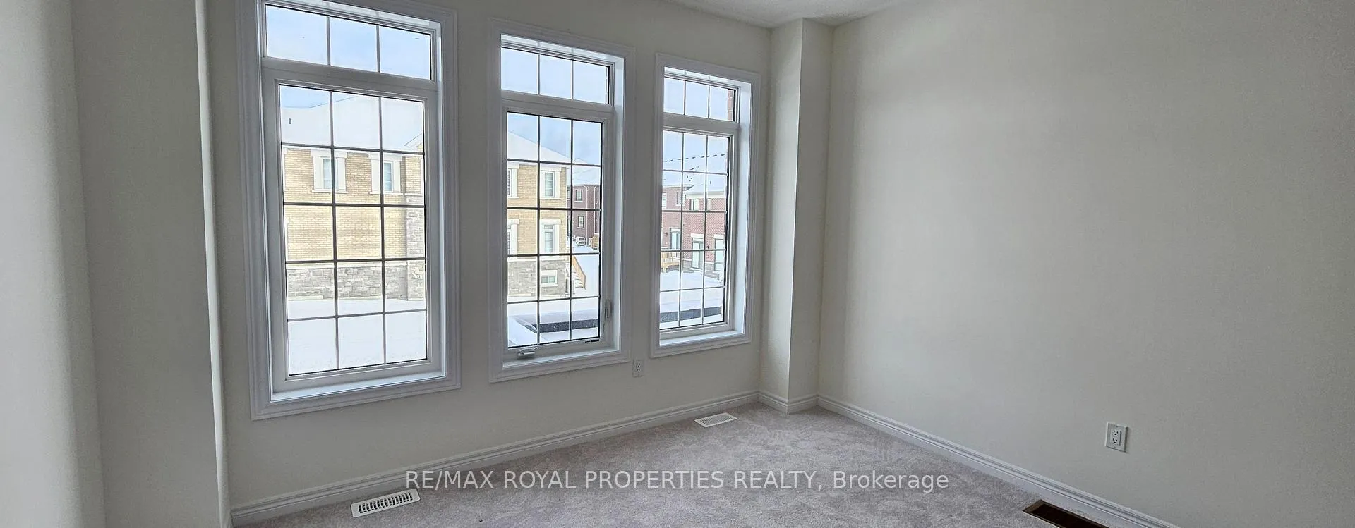 Photo 10 of 937 Crowsnest Hollow, Pickering, Rural Pickering — HOMEH