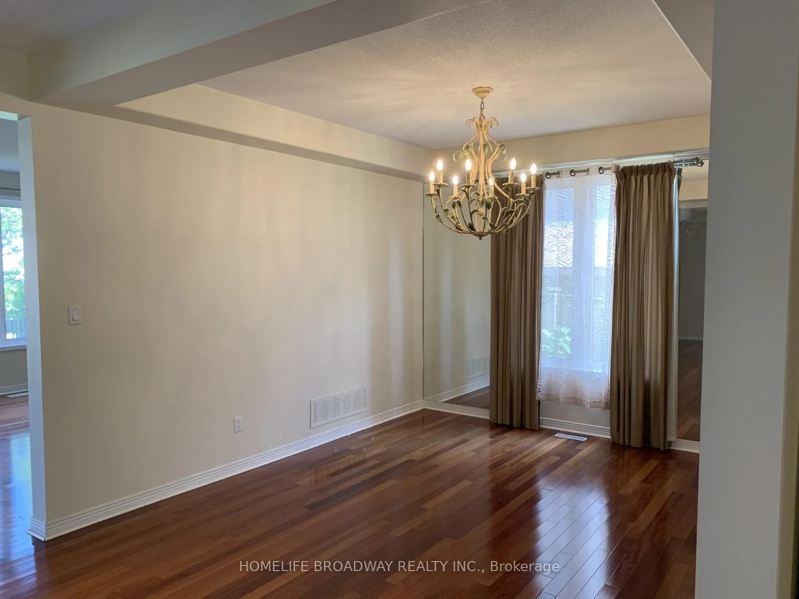 Photo 3 of 10 Bridlefield Lane, Markham, Berczy — HOMEH