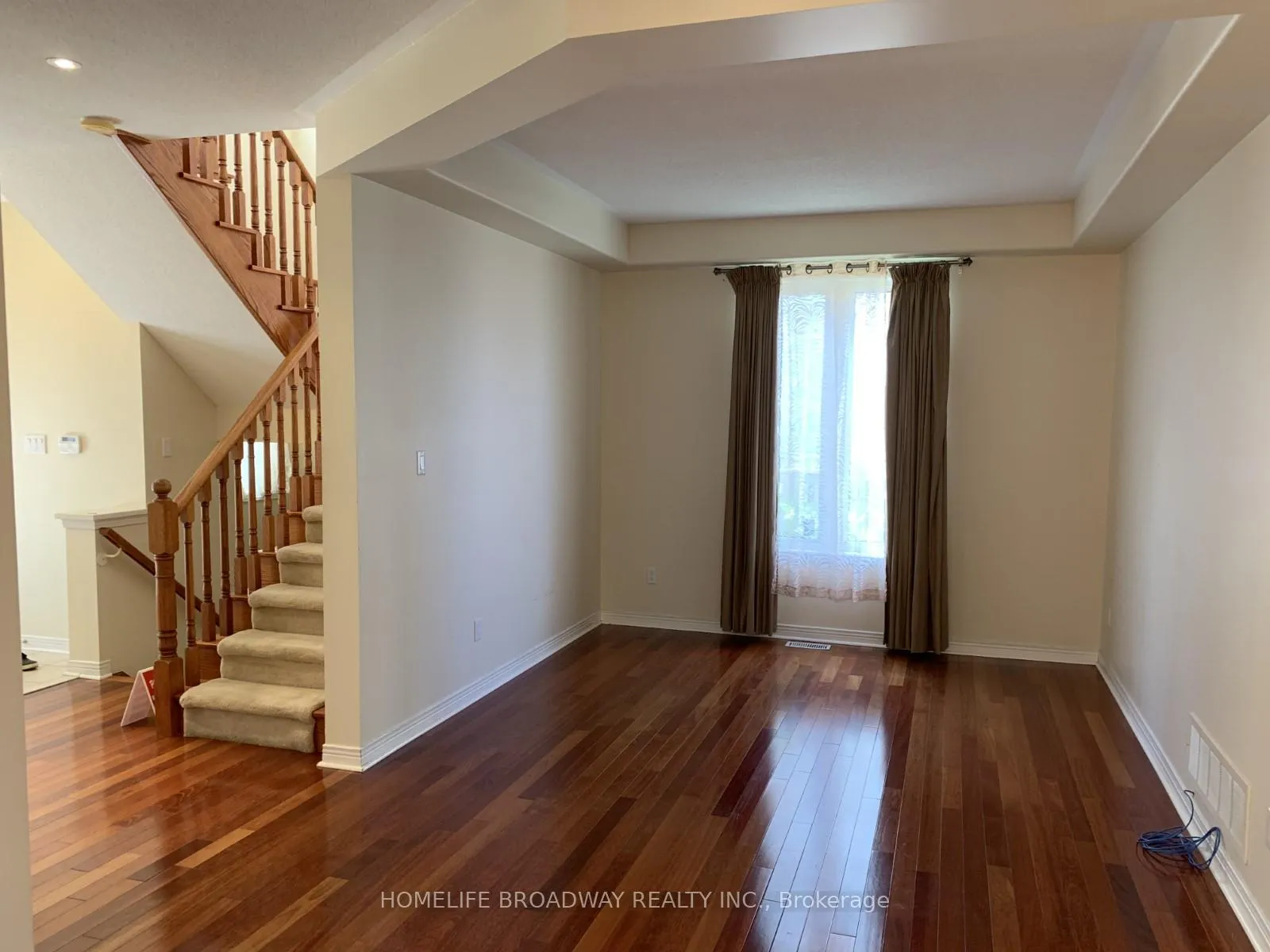 Photo 4 of 10 Bridlefield Lane, Markham, Berczy — HOMEH