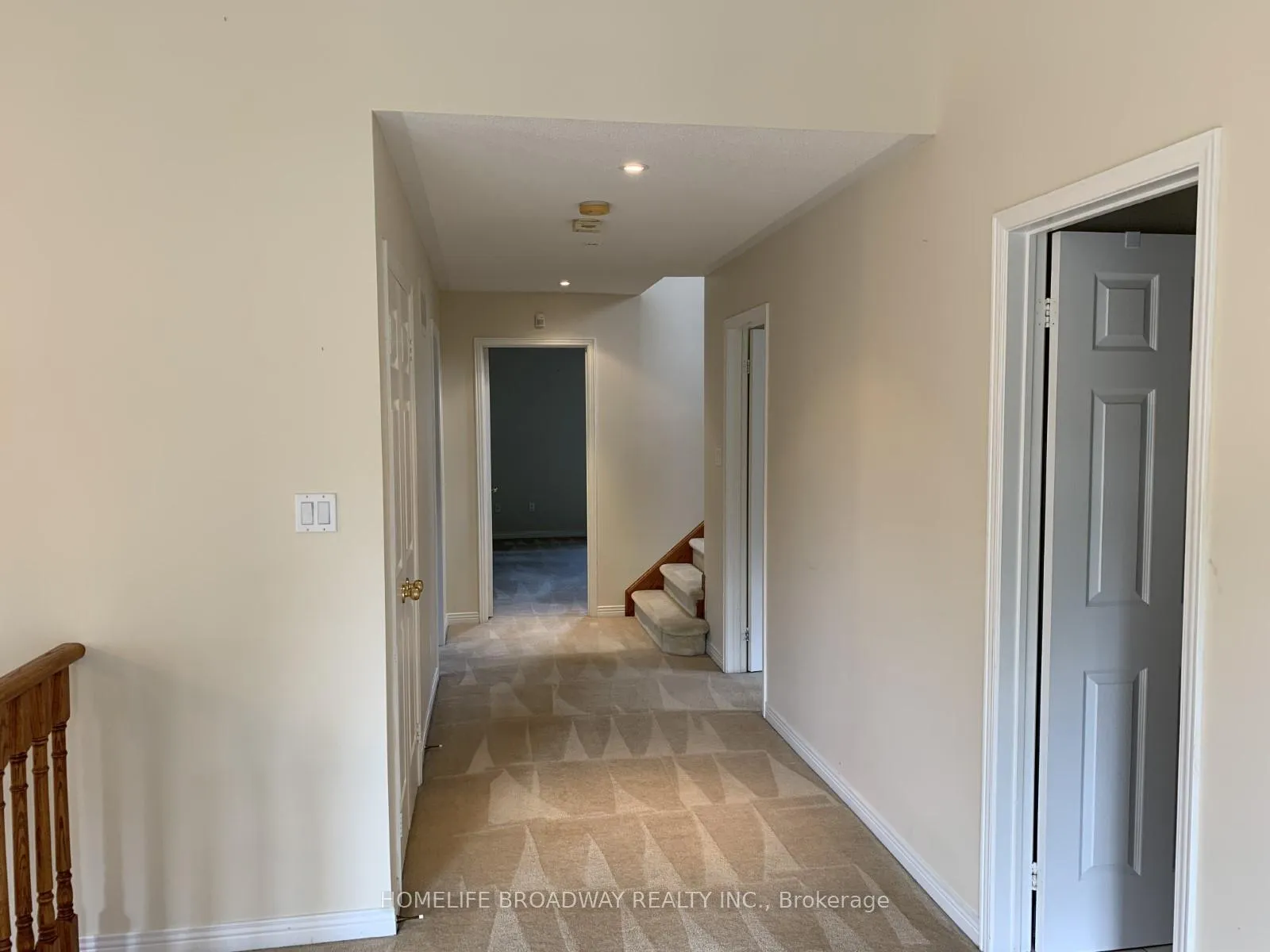 Photo 8 of 10 Bridlefield Lane, Markham, Berczy — HOMEH