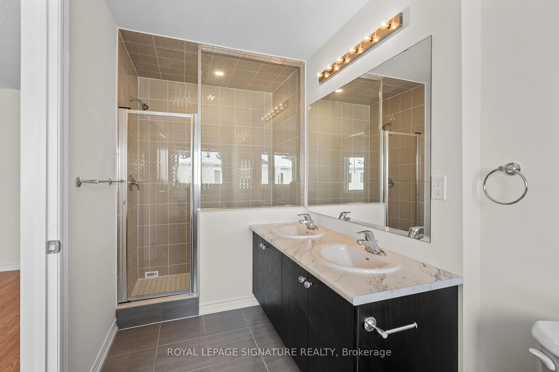 Photo 25 of 16 Hylton Drive, Barrie, Rural Barrie Southeast — HOMEH