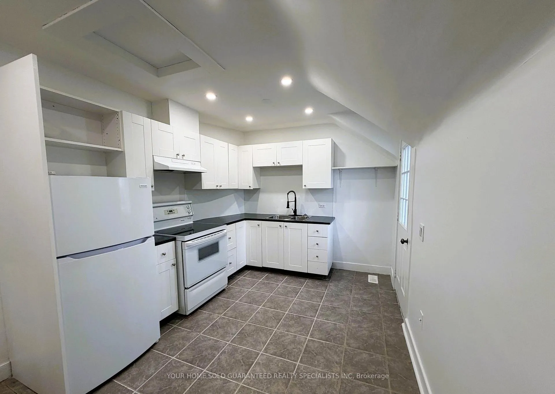 Photo 3 of Unit 2, 98 Wellington Street E, Aurora, Aurora Village — HOMEH