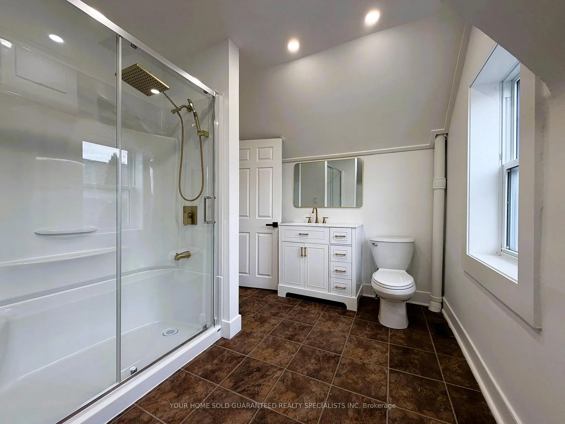 Photo 4 of Unit 2, 98 Wellington Street E, Aurora, Aurora Village — HOMEH