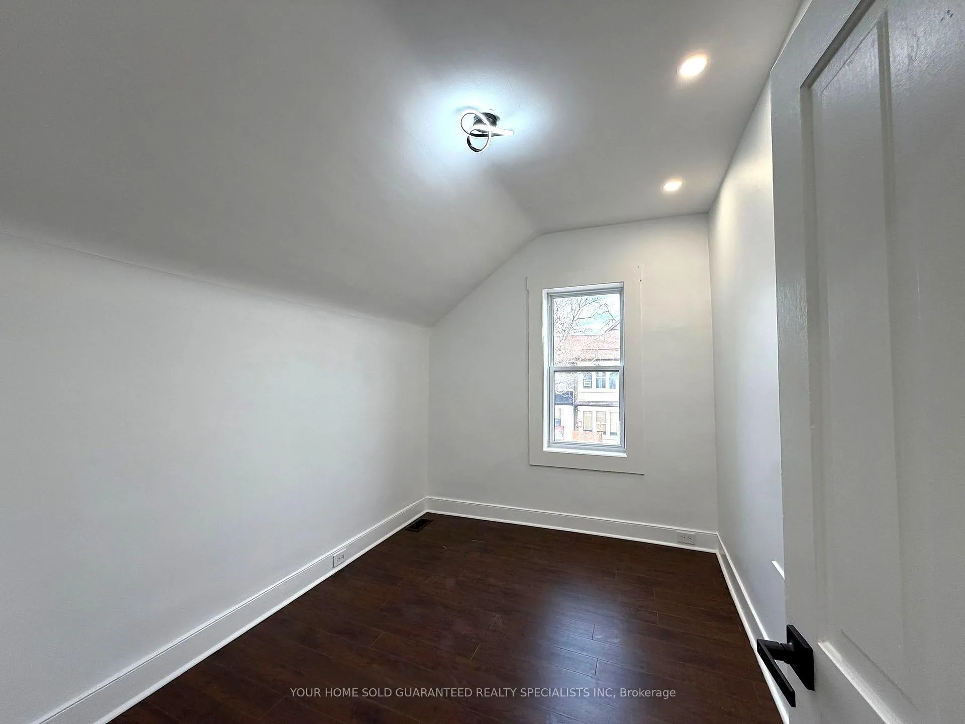 Photo 6 of Unit 2, 98 Wellington Street E, Aurora, Aurora Village — HOMEH