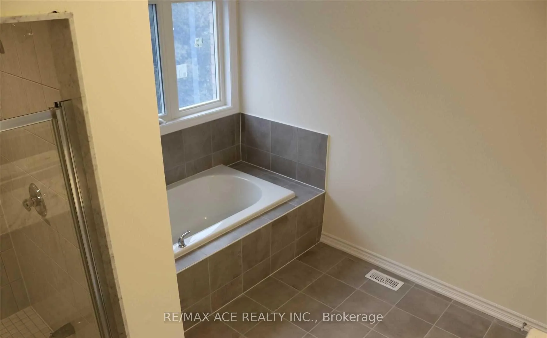 Photo 17 of 316 Fleetwood Drive, Oshawa, Eastdale — HOMEH